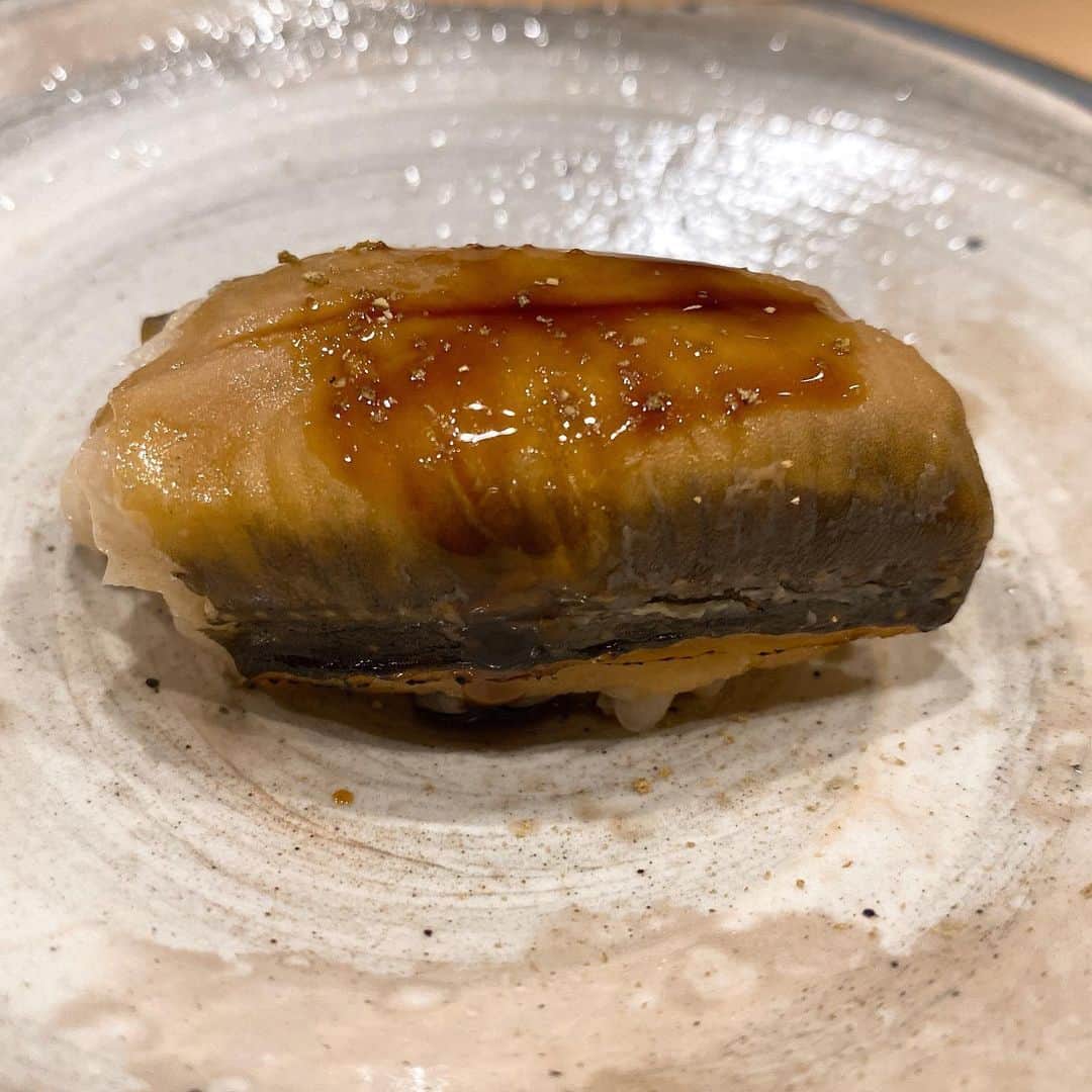 山岸久朗さんのインスタグラム写真 - (山岸久朗Instagram)「「食べ物で何が1番好きですか？」という質問はかなりの難問だ。この世の全ての食べ物が好きで（納豆以外w）甲乙つけ難いからだ。 しかし、のどぐろの握り。これは間違いなくベスト10に入るだろう。 あなたの1番好きな食べ物は何ですか？ #のどぐろ #赤むつ #のどぐろの握り #アオリイカ #鯨のおばけの酢味噌  #茄子の乳化させたんと茹で海老 #つく田 #鮨処 #鮨処つく田  #唐津 #佐賀 #SAGA佐賀 #松雪泰子も佐賀 #公表してない  #山岸久朗 #山岸弁護士 #山岸弁護士が飯テロ中#山岸弁護士の日本一周」8月2日 16時54分 - yamaben