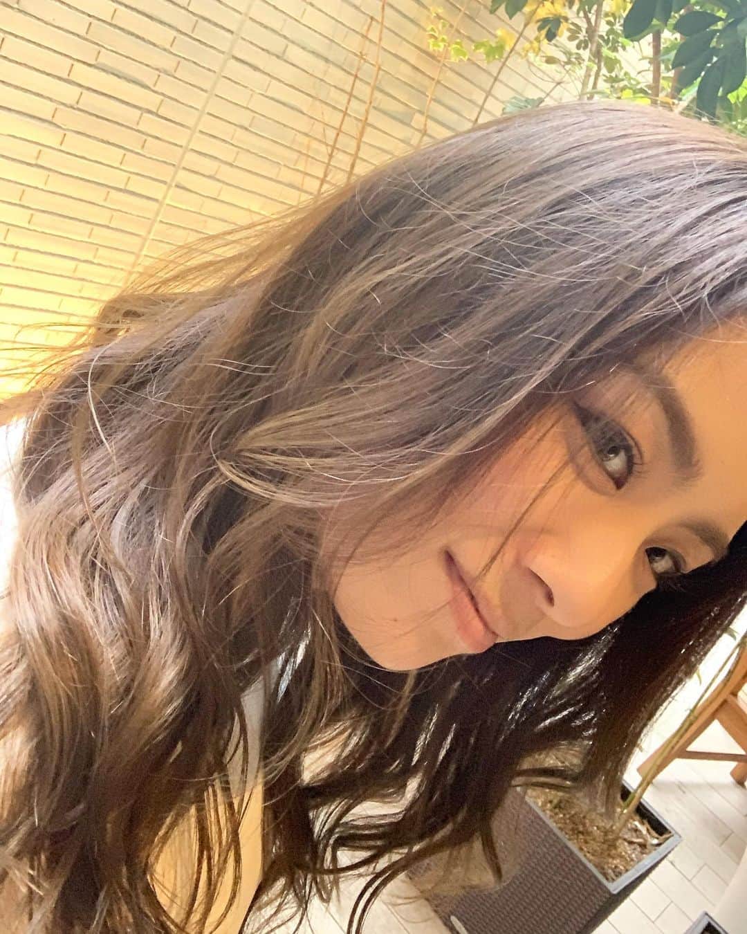 のインスタグラム：「ここ何年も、カラーのオーダーをする時は「くすませて柔らかい感じ」位しか伝えてない😂 ・ 最近じゃ、毎回同じ過ぎて「いつも通りね？」と言われる（笑） ・ 髪の毛が細くて柔らかくて、カラーをしてもトリートメントをしても、入りやすく抜けやすいので、すぐにブリーチした？って位に明るくなるし、黄色く抜けちゃうのが悲しい😭 ・ これはカラーしたてだけど、少し経つと2枚目のようにすぐ黄色っぽくなる😢 ・ 昔は、色が抜けるとオレンジっぽくなってた気がするんだけどなぁ？🤔 ・ #カラー #トリートメント #newhair  #laidback  #入りやすく抜けやすい  #微妙なくせ毛 #髪型迷子 #いつもありがとう 🙏」