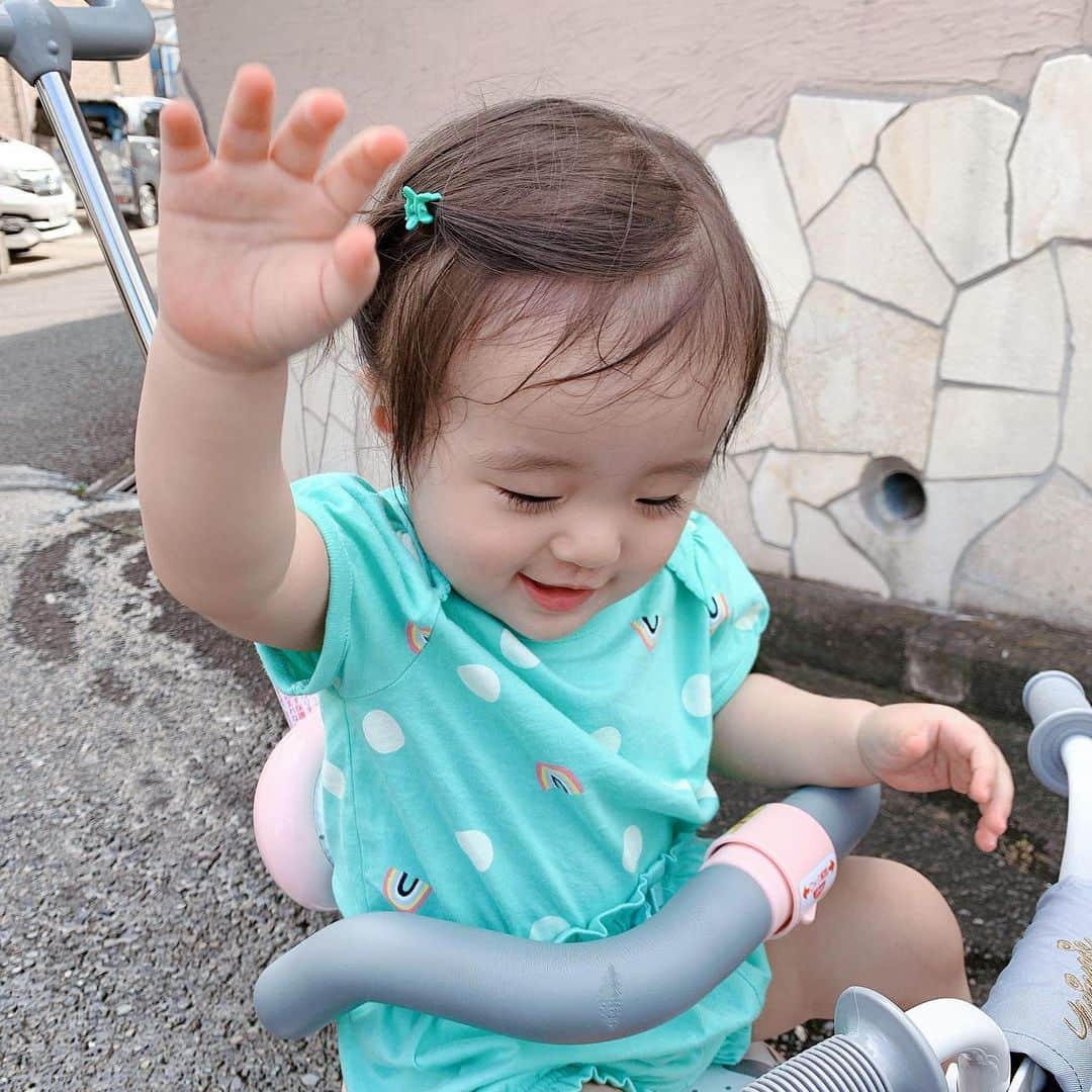 しほの涼さんのインスタグラム写真 しほの涼instagram 梅雨明けした途端 あつー お散歩がてら お豆腐買ってきまーす 挙手ポーズ 赤ちゃん 赤ちゃんのいる生活 赤ちゃんのいる暮らし 1歳 １歳 令和ベビー 令和元年ベビー 令和ベイビー 女の子
