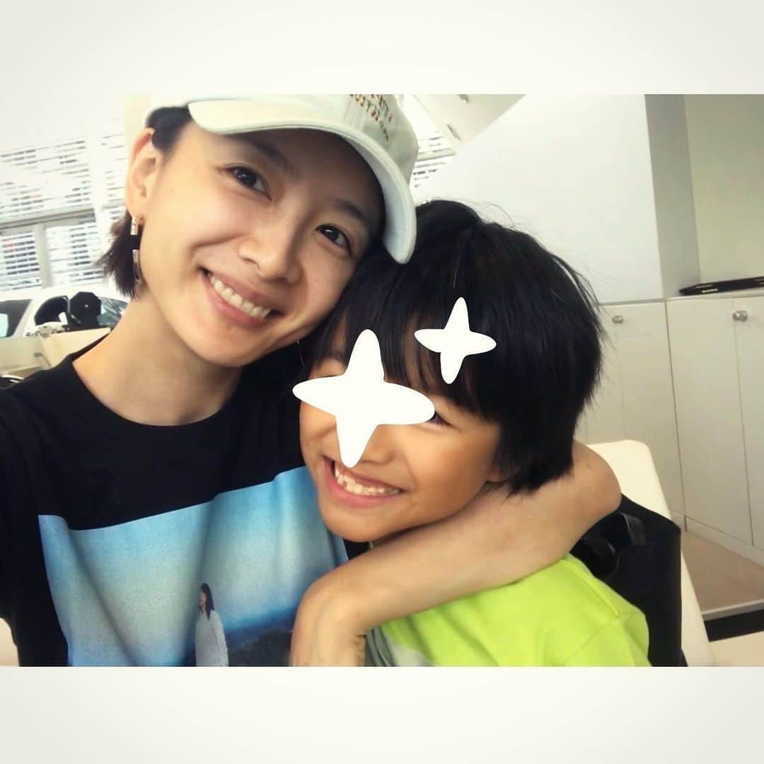 のインスタグラム：「最近は、こんなにくっつくこともなくなった数年前の息子です笑  そんな今日は、祖父の命日。 息子が産まれる三ヶ月前に亡くなったので、 残念ながら抱っこしてもらえませんでした。 今年の五月には、祖母も亡くなり わたしという人間ができるにあたり、多大な影響を与えた二人がもういない。 寂しいね。 何年経っても寂しいね。  ただ、そんなわたしも今では三人のお母さん！ 可愛い子ども達からたくさんの愛をもらってる！寂しがってる場合じゃないね💛 天国から見守ってくれていると信じて、今日もいい一日にしよう！！！  #命日#10年　あっという間 #三児の母#三兄妹 #8月2日」