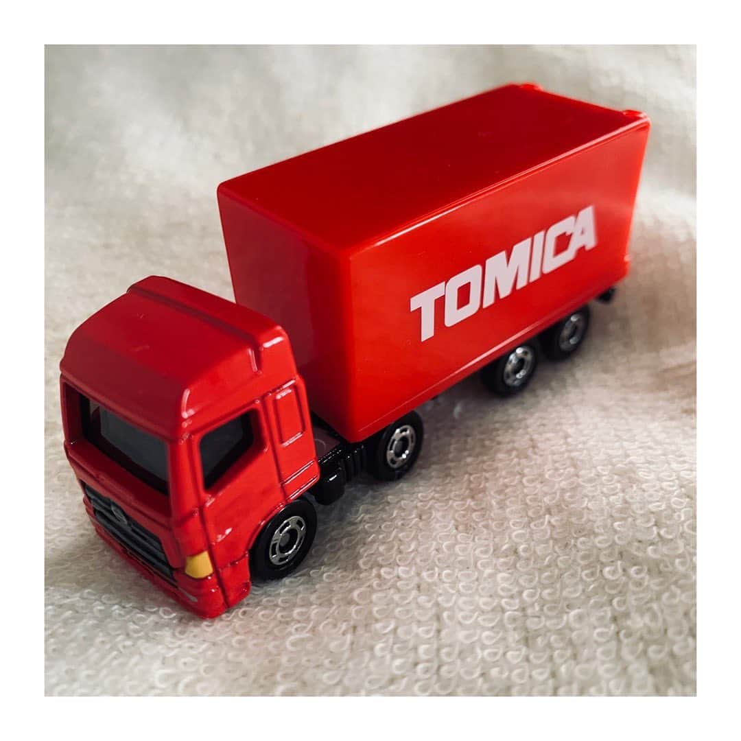 安田聖愛さんのインスタグラム写真 - (安田聖愛Instagram)「私のトミカ。﻿ ﻿ これでビデオ通話越しに﻿ 甥っ子に相手してもらうんだ。﻿ ﻿ 車の見せ合いするんだ。﻿ ﻿ #おばさん　#必死﻿ #私のトミカ﻿ #スーパーで購入﻿ #トミカ　#タカラトミー」8月2日 17時02分 - seiayasuda