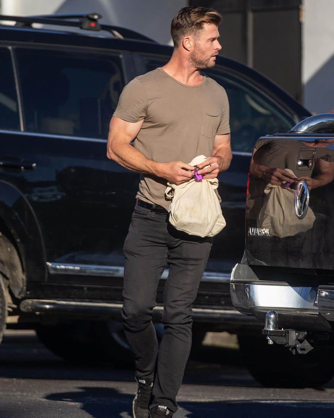 Just Jaredさんのインスタグラム写真 - (Just JaredInstagram)「@chrishemsworth looks ripped in a tight tee while stopping by a local grocery store in Australia #ChrisHemsworth Photo: Splash」8月2日 17時03分 - justjared