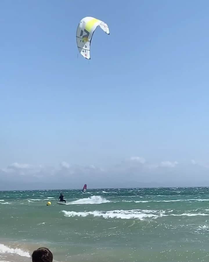 レッドブルのインスタグラム：「@airtoncozzolino: kitesurfer or superhero? 🤔 🦸‍♂️  #redbull #givesyouwings #kitesurfing #kiteboarding #ocean」