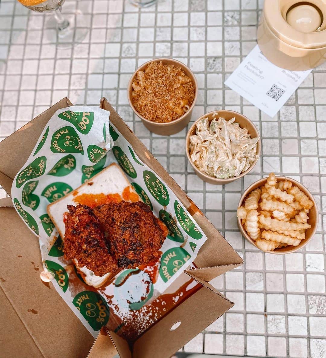 のインスタグラム：「Trying out @albielondon and wow are you in for a treat guys! Their terrace is perfect for this summer especially if there’s a heatwave on! You can order food from a few different places (stay tuned for more photos!) but first up is @peckingorderldn the waitress recommended we get the Cuckoos Nest - crispest fried chicken I’ve ever had with the crispiest of crinkle cut chops and slaw, and we had to add on the Mac and cheese because, you know, cheese 🧀 😏 Best part of this dish? There’s a slice of bread under the chicken to soak up all that greasy spicy goodness so nothing goes to waste 🙌🏻   #albie #hoxtonsouthwark #peckingorder #cuckoosnest #friedchicken #macandcheese」