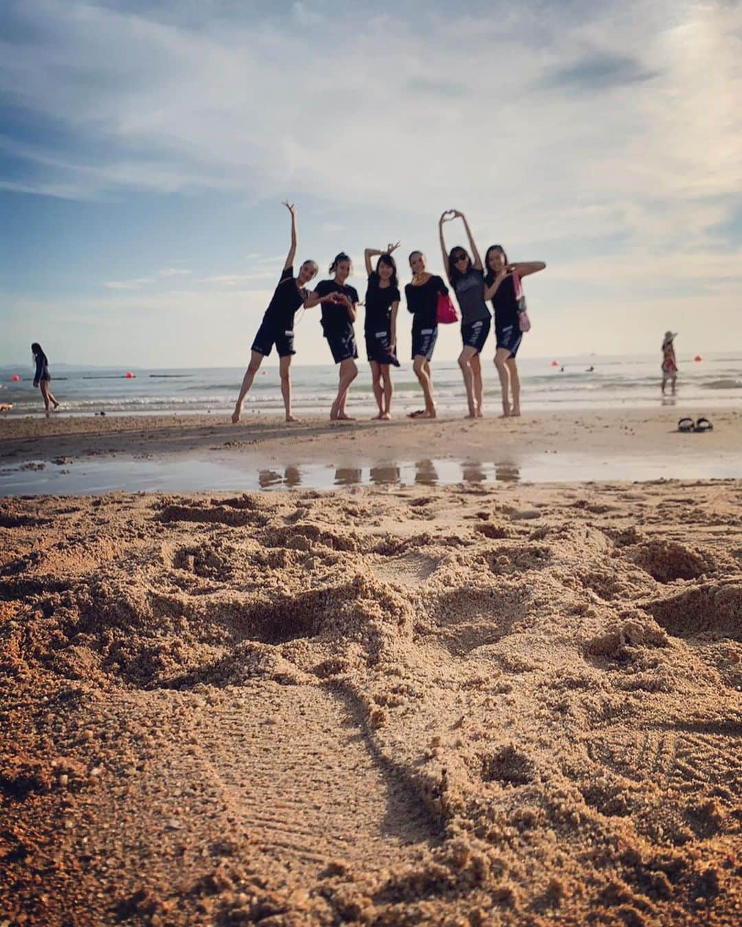 熨斗谷さくらのインスタグラム：「🏖✨💙 海に行って外の空気吸って、太陽に当たって気分転換してきなさい!とよく言われてました☀️🍃 今は行けないけど、空気の入れ替えはこまめにしましょう💪 この#chacott のスリッパ、履き心地良くて好きです♡ メンバー間で間違わないように、それぞれマニュキアで小さく目印つけたりしてます🌈 #過去pic 🔙2019 #フェアリージャパンpola #フェアリージャパン#新体操#rhythmicgymnastics#チャコット#サンダル#海」