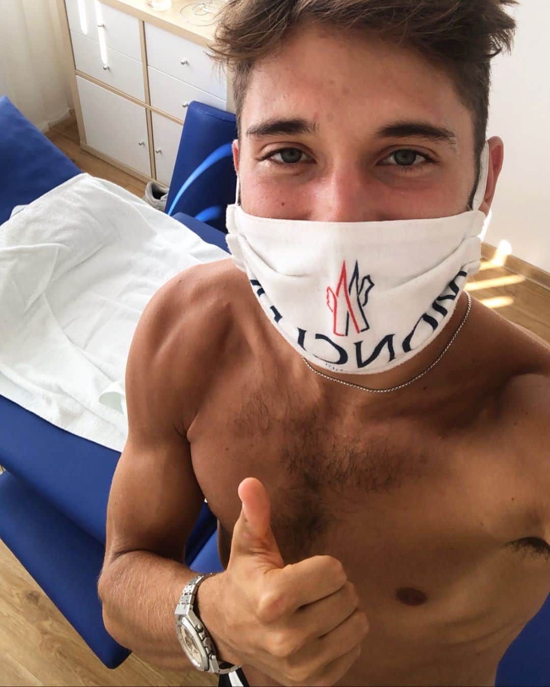 のインスタグラム：「#sundayfunday Rehab is on the right track!! 👍 #munich #sunday #earlybird #rehab #football #comingsoon #daybyday #nodaysoff #workhard #motivation #enjoy #fun #smile & #love」