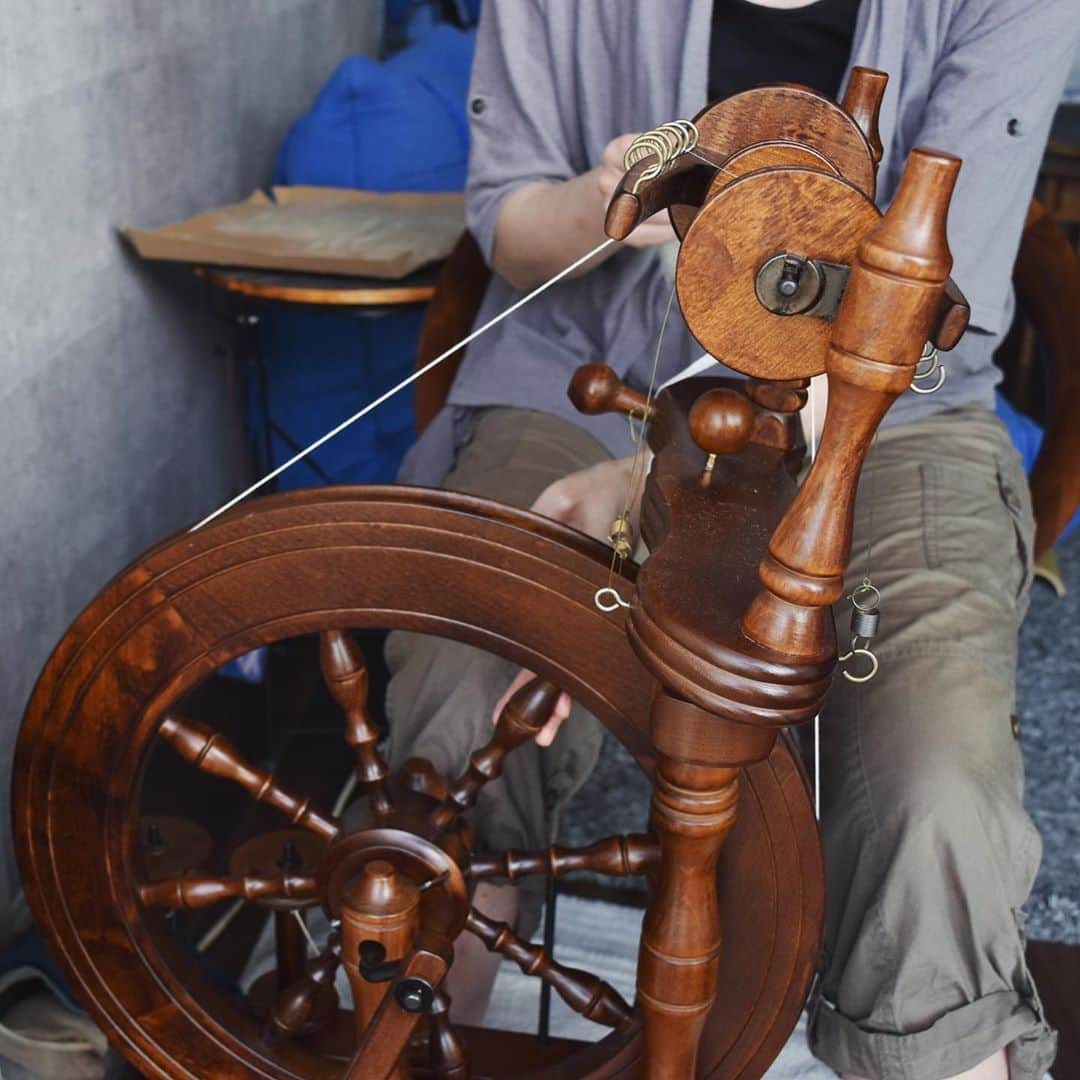 長久保智子さんのインスタグラム写真 - (長久保智子Instagram)「spinning  spinning  spinning.... For next project. Every day every time,  Can be enjoyed at any time！ ＊  毎日毎日紡ぐ。次の作品は沢山使うのでまだまだ足りない。そしてなかなかクオリティが安定しないので余計に時間がかかる。でも適当にしちゃうと結局納得いかないから、一つ一つの工程を丁寧に... カタカタ…と言うこの音、そのうちYouTubeにアップしますね。  #shetlandwool #shetlandlace #shetlandsheep #shetlandyarn #shetlandwoolweek #shetlandlaceknitting #shetlandlove #spinningwheels #spinningyarn #ashfordspinningwheel #spinningwool #handspinning #shetlandlaceyarn #シェットランドレース #シェットランドウール #レース糸を紡ぐ #紡ぎのある暮らし」8月2日 17時21分 - satoko.tricot_the