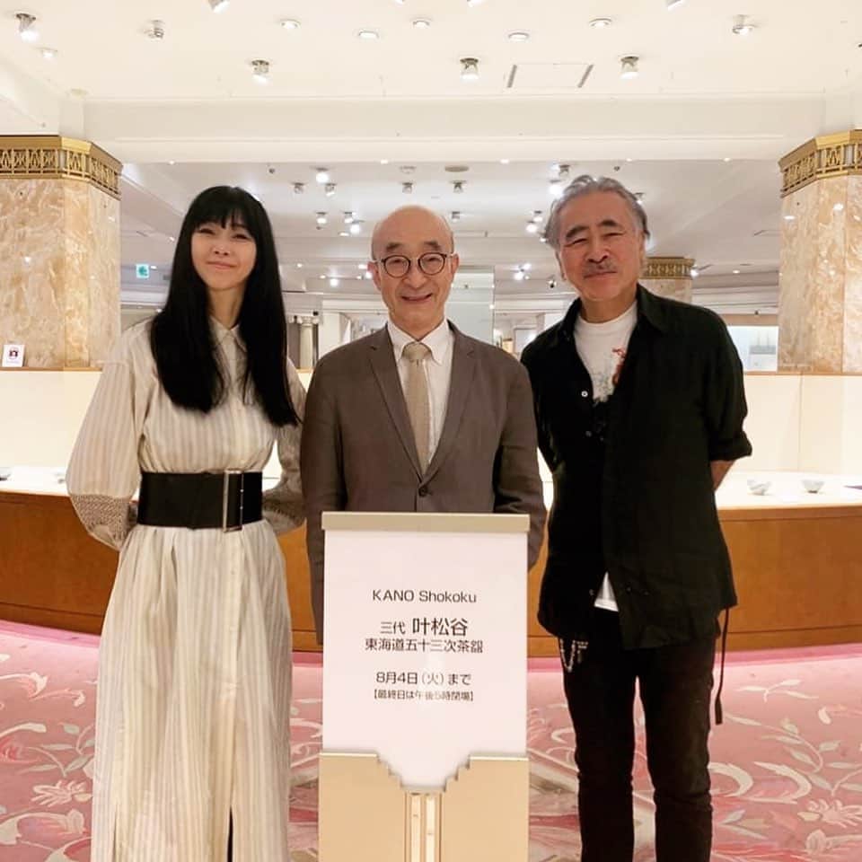 安珠のインスタグラム：「襲名二十周年 三代 叶松谷茶陶展 ～ 8/3(月) ﻿ 日本橋三越本店 本館6階 美術特選画廊﻿ むちゃくちゃ面白かったです！﻿ 　﻿ 日本橋から品川、京都、東海道五十三次の風景を茶器で楽しめます。素材や技法も様々、叶さんならではの緻密な絵に時間が止まります🎆﻿ https://www.mitsukoshi.mistore.jp/nihombashi/shops/art/art/shopnews_list/shopnews0310.html ﻿ 　﻿ 東京吉兆の銀座で湯木さんが叶さんのお祝いに、叶さんの作った器にお赤飯を入れてお出して下さるお心使い！免疫力アップのメニューはなんて艶やかなこと。叶さんと天野喜孝さんと湯木さんと美しい器の美味しい夜でした🎆﻿ https://www.kitcho.com/tokyo/tokyo_kitcho.php﻿ 　﻿ #叶松谷茶陶展 #叶松谷 #東海道五十三次 #日本橋三越 #東京吉兆」