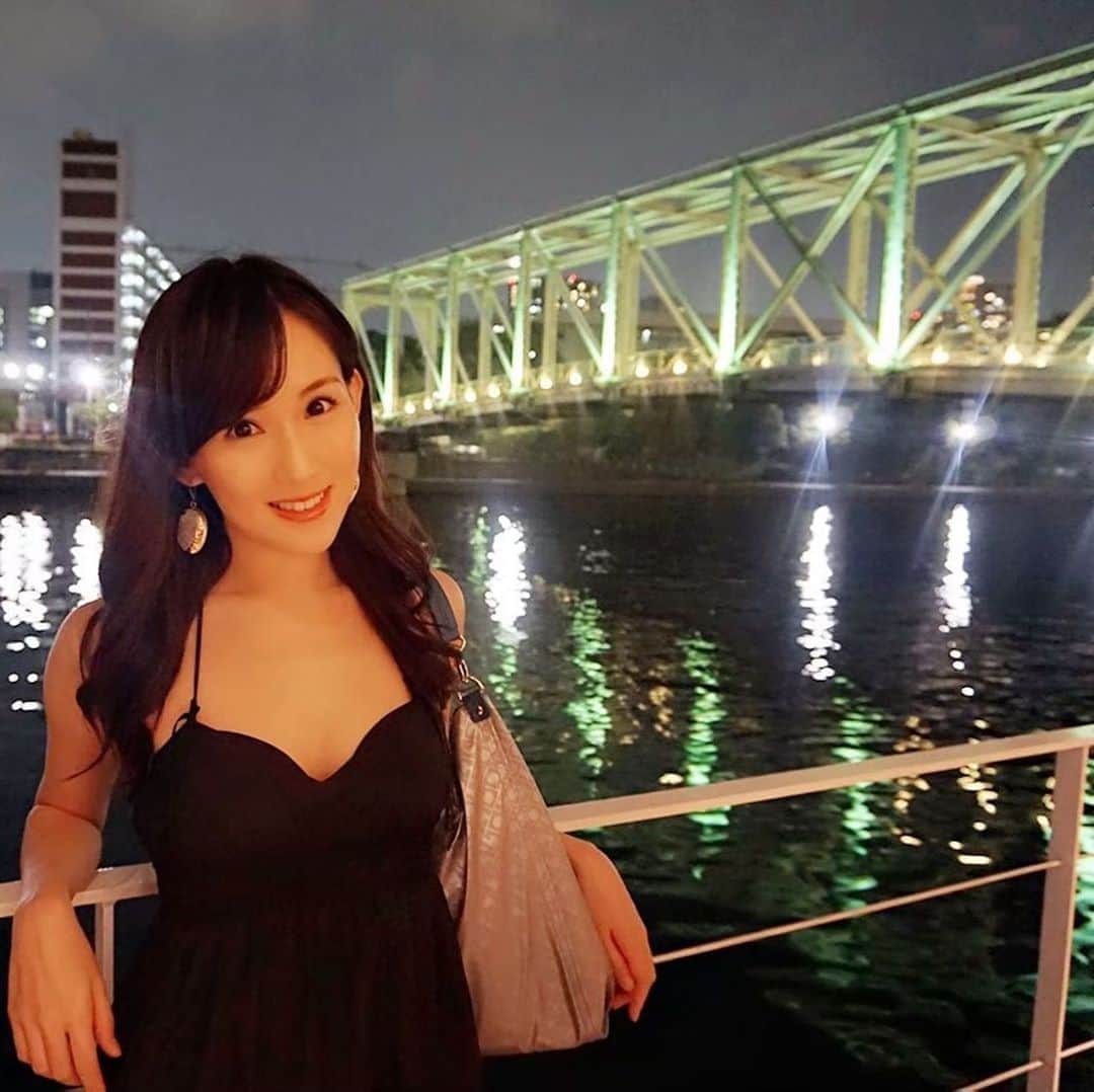 のインスタグラム：「Throwback for Water Day in Japan 💕 . 8/1の水の日を皮切りに、水の週間ですね😊 8月は水の使用量が多いからだそう🌊 . 蛇口をひねれば綺麗な水が出てきて、トイレから流れて行った水は目に触れず処理されている日本では、便利すぎて水循環や上下水道が意識されることは少ない気がします😮 下水道展へ行ったとき、日本の技術力の高さがあってこそだなと感じました🌸 恥ずかしながら写真の3枚目と4枚目に当時書いたブログを😳笑 . ↓以下は奇遇にも国交省で水関連のお仕事をしているいとこが携わっていたミス日本の後輩（写真2枚目）の出演動画💕 良かったらご覧ください😊 https://youtu.be/pbkqd72DfJU #水の日#水の週間」