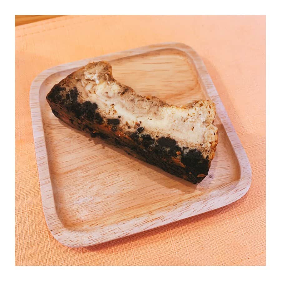 緒方桃子さんのインスタグラム写真 - (緒方桃子Instagram)「* 吉田カフェ @yoshida.cafe さんの 可愛いお菓子をテイクアウトしました。 天文館の @tabby.coffee さんで購入できます✨  コーヒーチーズケーキは チーズが濃厚♡なのに後味さっぱり！ とっても優しい甘さでした✨ ほんのり感じるコーヒーの苦味も美味しかったです💕  肉球のケーク・オ・フリュイは、 オレンジピールが入っていて とっても爽やかな味🍊 猫型のクッキーは抹茶味です🍵  タビーコーヒーさんのストローは 紙ストローでした😊 コーヒーもとっても美味しかったです✨」8月2日 17時32分 - momokoogata0403