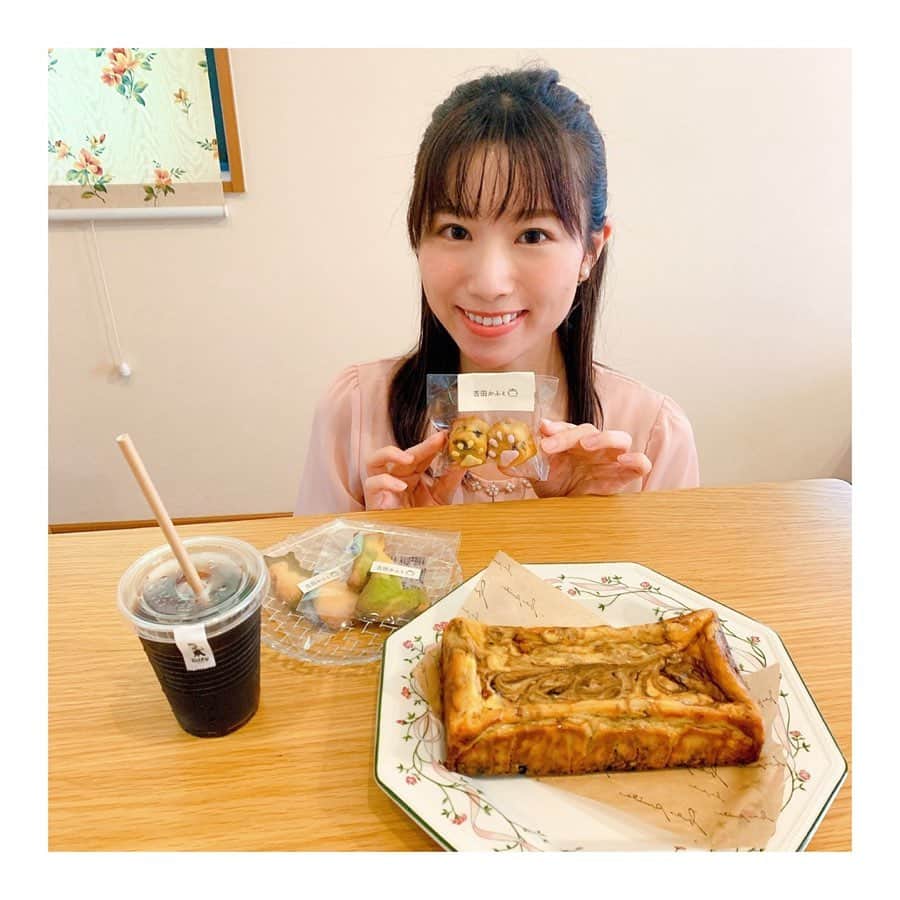 緒方桃子さんのインスタグラム写真 - (緒方桃子Instagram)「* 吉田カフェ @yoshida.cafe さんの 可愛いお菓子をテイクアウトしました。 天文館の @tabby.coffee さんで購入できます✨  コーヒーチーズケーキは チーズが濃厚♡なのに後味さっぱり！ とっても優しい甘さでした✨ ほんのり感じるコーヒーの苦味も美味しかったです💕  肉球のケーク・オ・フリュイは、 オレンジピールが入っていて とっても爽やかな味🍊 猫型のクッキーは抹茶味です🍵  タビーコーヒーさんのストローは 紙ストローでした😊 コーヒーもとっても美味しかったです✨」8月2日 17時32分 - momokoogata0403