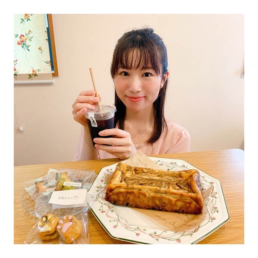 緒方桃子さんのインスタグラム写真 - (緒方桃子Instagram)「* 吉田カフェ @yoshida.cafe さんの 可愛いお菓子をテイクアウトしました。 天文館の @tabby.coffee さんで購入できます✨  コーヒーチーズケーキは チーズが濃厚♡なのに後味さっぱり！ とっても優しい甘さでした✨ ほんのり感じるコーヒーの苦味も美味しかったです💕  肉球のケーク・オ・フリュイは、 オレンジピールが入っていて とっても爽やかな味🍊 猫型のクッキーは抹茶味です🍵  タビーコーヒーさんのストローは 紙ストローでした😊 コーヒーもとっても美味しかったです✨」8月2日 17時32分 - momokoogata0403