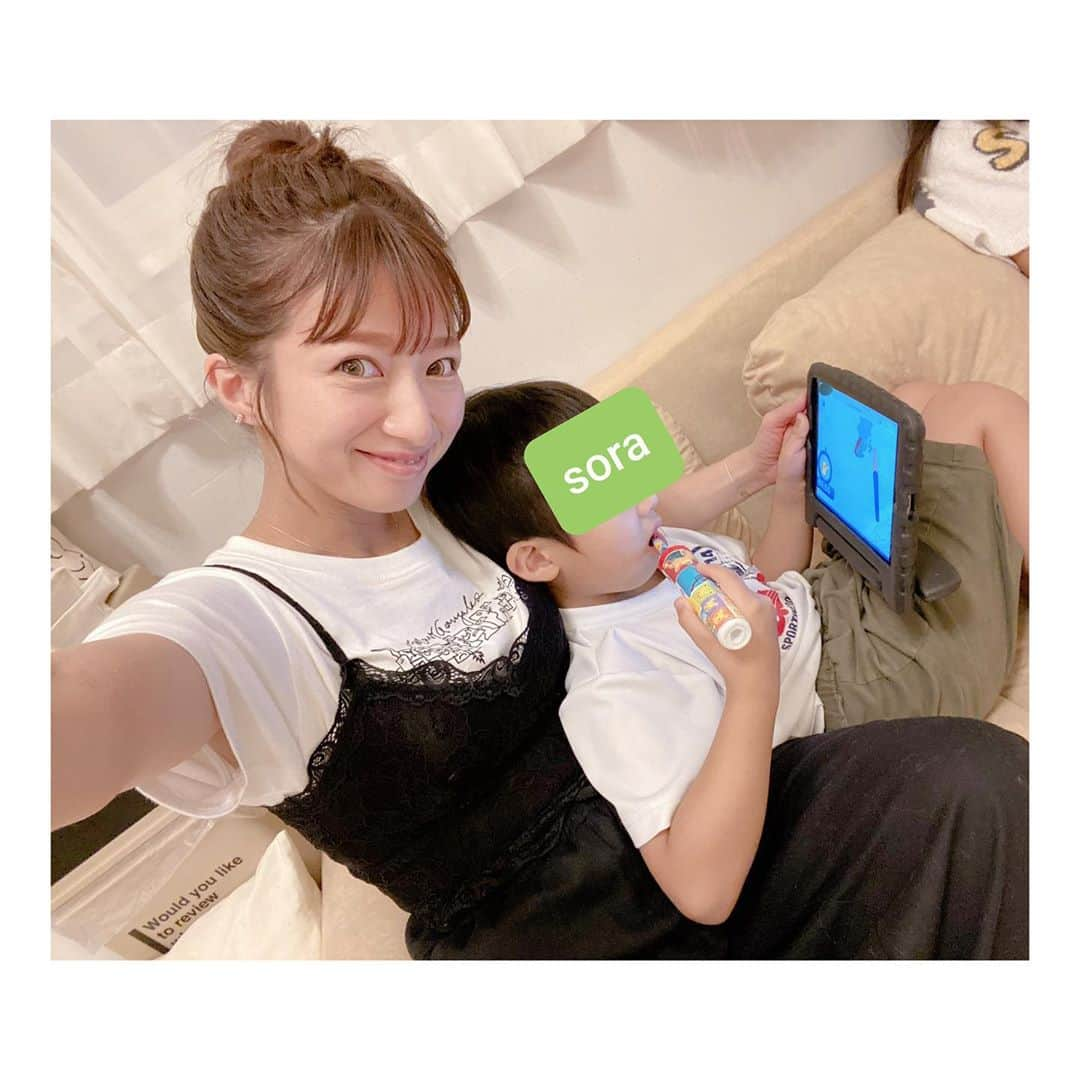 辻希美さんのインスタグラム写真 - (辻希美Instagram)「我が家の歯みがきに欠かせないのがママたちの間でも大人気の#ポケモン歯ブラシ🦷💕💕🤚"  新しくなったって聞いたので早速使ってみたょ〜❤️✨✨  昨年に発売された時から使ってるんだけど毎日新しいポケモンに会える専用ウェブサイトで子どもたちは楽しく歯みがきできてます🦷💕💕👍"  付属のポケモンシールで嬉しそうに自分のハブラシにデコレーションしてたょ😁💕💕🤚"  新機能のやわらか回転モードは今まで電動歯ブラシを使ってなかったお子さんにも安心して使えちゃいます❤️  3歳から使えるから来年はこあしゃんもにぃに達に続いてデビューかな⁉️😁💕💕💕  歯みがきが楽しくラクになるのにしっかり磨けるからお子さんの歯磨きに悩んでるママさん・パパさんはぜひ使ってみてね🦷💕💕🙏  この前のイベントで、歯磨きはお口のばい菌を追い出すことだから、手洗い・うがい・歯磨きがセットで大切✨ って学んだのでしっかり実行して子どもたちの健康を守っていきたいと思います🦷💕💕🤚"  ＼8月20日まで／ ＝＝＝＝＝＝＝＝＝＝＝＝＝＝＝＝＝ すみずみクリーンキッズプレミアム当選キャンペーン実施中🦷‼️ フォロー＆いいね‼️ですみずみクリーンキッズプレミアムを50名様にプレゼント😁💕💕🤚"  ご購入いただいた方は当選すると全額返金‼️ @oralb_jp をフォローの上【8/1のキャンペーン投稿】に「いいね！」をするだけで応募完了‼️ ＝＝＝＝＝＝＝＝＝＝＝＝＝＝＝＝＝  まだ応募していない方はぜひチェックしてみて下さいね🦷💕💕🤚"  #ポケモン歯ブラシ #オーラルB #ブラウンオーラルB #すみずみクリーンキッズプレミアム #スマイルはみがき #手洗いうがい歯みがき #Promotion」8月2日 17時26分 - tsujinozomi_official