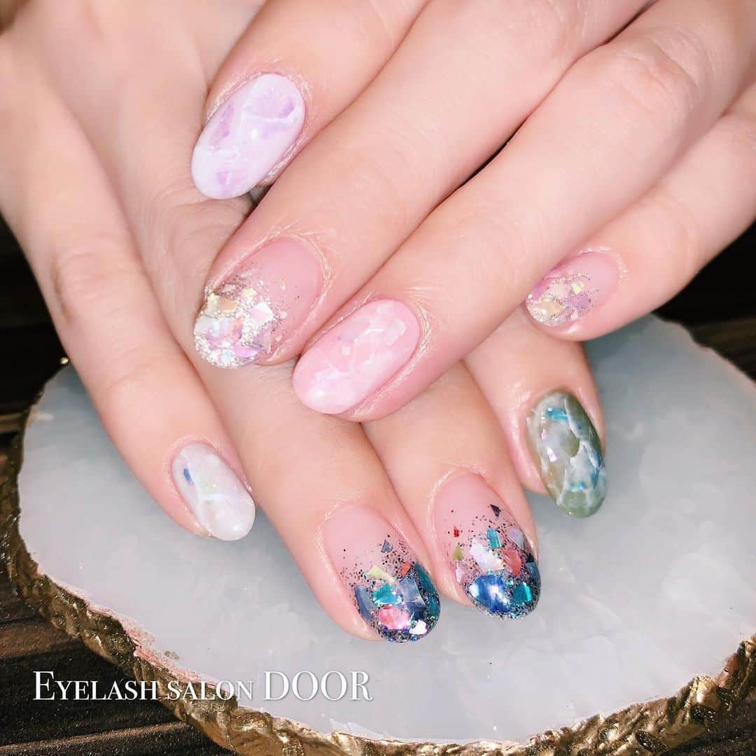 春咲ひなたのインスタグラム：「🐚💎✨ . お得なクーポン出してるので 是非使ってくださいねー☺️💜✨✨ . #ネイル#夏ネイル#シェルネイル#フットネイル#フットネイルデザイン#フットネイル夏#マーメイドネイル#人魚の鱗ネイル#天然石ネイル#爽やか#シンプル#かわいい#お気に入り#東京#新宿#歌舞伎町#キャバ嬢#もはや#元キャバ嬢#アジアンクラブ#マツエク#アイリスト募集中#春咲ひなた#YouTube#youtuber#新米#ゆーちゅーばー#夏ネイル2020  . YouTubeに関する問い合わせ先♡  株式会社YEEELL 〒150-0002  東京都渋谷区渋谷3-27-11 祐真ビル新館5F  info@yeeell.jp」