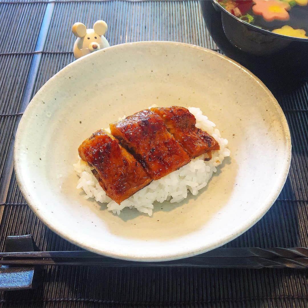 榊山敬代のインスタグラム：「🎐🍚… ・ 今日は土用の丑の日ということで  炊きたての土鍋ごはんで うなぎランチ楽しむの巻  いただいたおすましセットは うなぎさんと相性よろしくて 食卓を華やかに演出して頂き  ごちそうさまでした…  🙏✨ #感謝 … ・ ・ それにしましても  おうちごはんのおかげで  おうちうなぎ目覚めて しまった2020年の夏  #また食べたい  実はまだシッポの部分 残しておきましたから  夜のおつまみに…  さてきょうは晴天にて お出かけ日和でしたが  こういう時こそ外出控えて おうちで快適安全充電の時  きょうもフォームローラーで コロコロカラダメンテナンス  痛いのがキモチヨクなりつつあって めずらしくマイブームな2020年の夏  いつまでつづくかな…🙄 ・ ・　　　 ・ ・ #おうちごはん #おうち大好き #enjoyhome ・ ・ ・ #おうちランチ #おうちうなぎ #ランチ #lunch #ごちそう #土用の丑の日 #夏 #summer #スタミナ料理 #うなぎ #鰻 #eel #seafood #food #unagi #和食 #Japanesefood #満足 #うなぎさんありがとう #栄養補給 #artist #cooking #日本画家 の #お料理こんなもん」