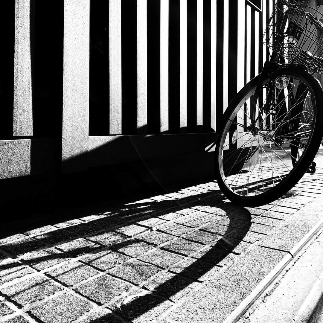 naotakeのインスタグラム：「自転車 - A bicycle / iPhone XR & Snapseed, 20200803 . . 8月4日は箸の日らしい。 . . #spicollective #royalsnappingartists #infamous_family #rsa_main #infinity_photo_cult #2_fineart #jp_gallery_member #jp_gallery_bnw #trb_bnw #wp_bnw  #bnw_life #bnwlife_member #bnw_life_shots #bnw_captures #world_bnw #top_bnw #team_jp_ #team_jp_モノクロ #ig_energy_bw #ig_nihon #streetphotographybnw #igersjp #blackandwhite #bnw #bnwphoto #monochrome #bw #bnwphotography #ShotOniPhone #shotoniphoneXR」