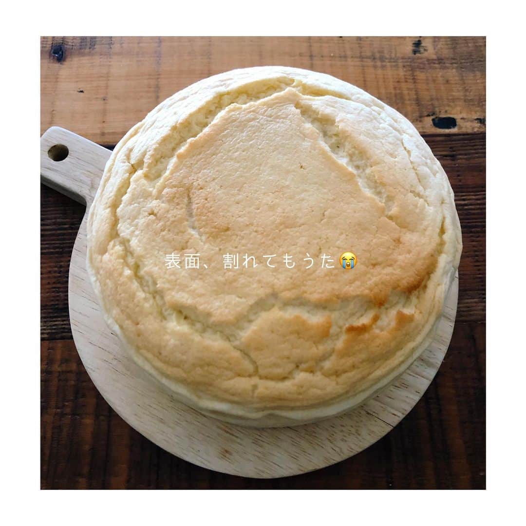 笹峯愛さんのインスタグラム写真 - (笹峯愛Instagram)「シフォンケーキ スフレケーキ  辺りの  デコレーション無しのケーキなら 混ぜて焼くだけで  私でも作れるのです。  でも、やっぱり完璧ではない。  #オーブン に踊らされる  すん、と綺麗な表面で、もう少し焼き色つけたい。 程よい温度と時間は オーブンと仲良くなるしかないのだろうね。」8月2日 17時36分 - mineco.m