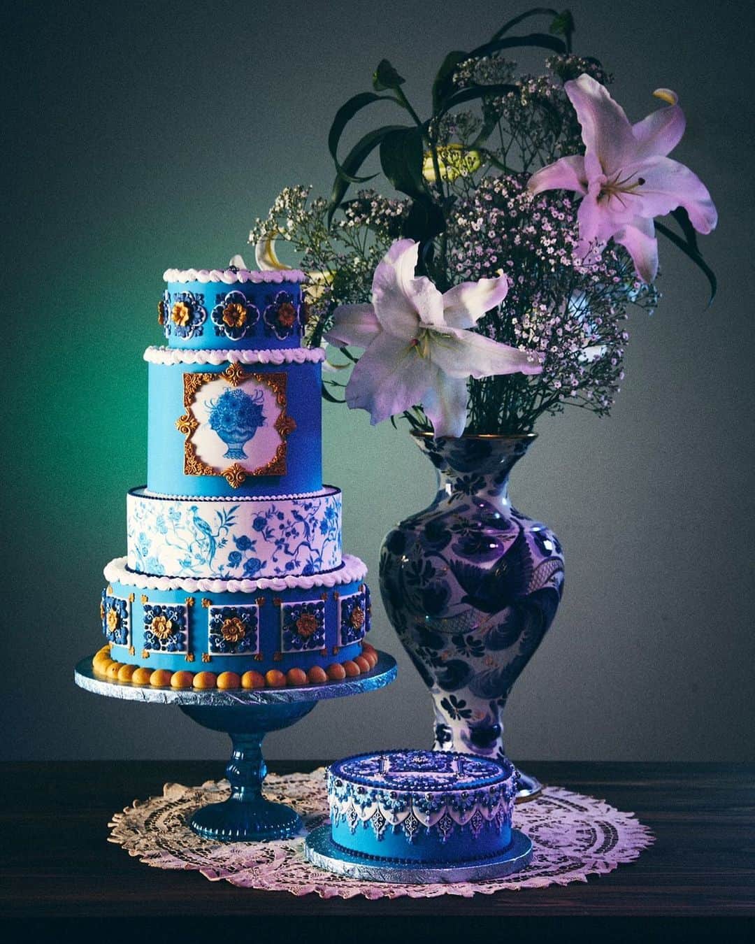 KUNIKAのインスタグラム：「Oriental fantasy...🌃﻿ I made these special painted sugar cakes for my exhibition "BEYOND" .﻿ ﻿ 行き場を失ったBEYONDのシュガーケーキたち。﻿ どこか空調の良い店舗やオフィスなどで飾っていただける方いましたらDMください...💌﻿ このままだと誰の目にも触れず...少しでも沢山の方に見て頂けたら嬉しいです。 無償で提供いたします。 (遠い場合は送料だけ頂戴させていただきます。)  (全てにお返事出来かねますが、気になった方へお返事させて頂きます🙇‍♂️) よろしくお願い致します。 ﻿ Photo by @kashii_____k   #artofkunika #kunika7thbeyond」