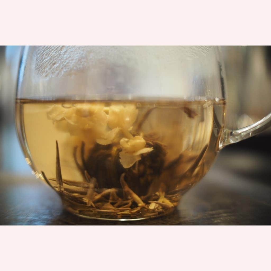 花澄さんのインスタグラム写真 - (花澄Instagram)「工芸茶も美しいから見て。  macro switar 26mm f1.1 olympus omd5ⅱ  #tokyo#japan#olympus#olympuspen#olympuspenepl8#switar#macroswitar#macroswitar26mm#oldlens#cinelens#オールドレンズ#シネレンズ#oldlens_tokyo#花澄#tokyocameraclub#kazumiphotography」8月2日 17時39分 - textisan