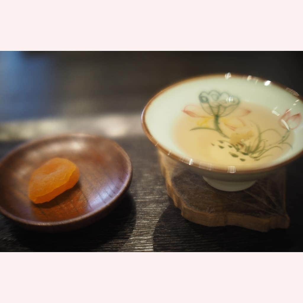 花澄さんのインスタグラム写真 - (花澄Instagram)「工芸茶も美しいから見て。  macro switar 26mm f1.1 olympus omd5ⅱ  #tokyo#japan#olympus#olympuspen#olympuspenepl8#switar#macroswitar#macroswitar26mm#oldlens#cinelens#オールドレンズ#シネレンズ#oldlens_tokyo#花澄#tokyocameraclub#kazumiphotography」8月2日 17時39分 - textisan