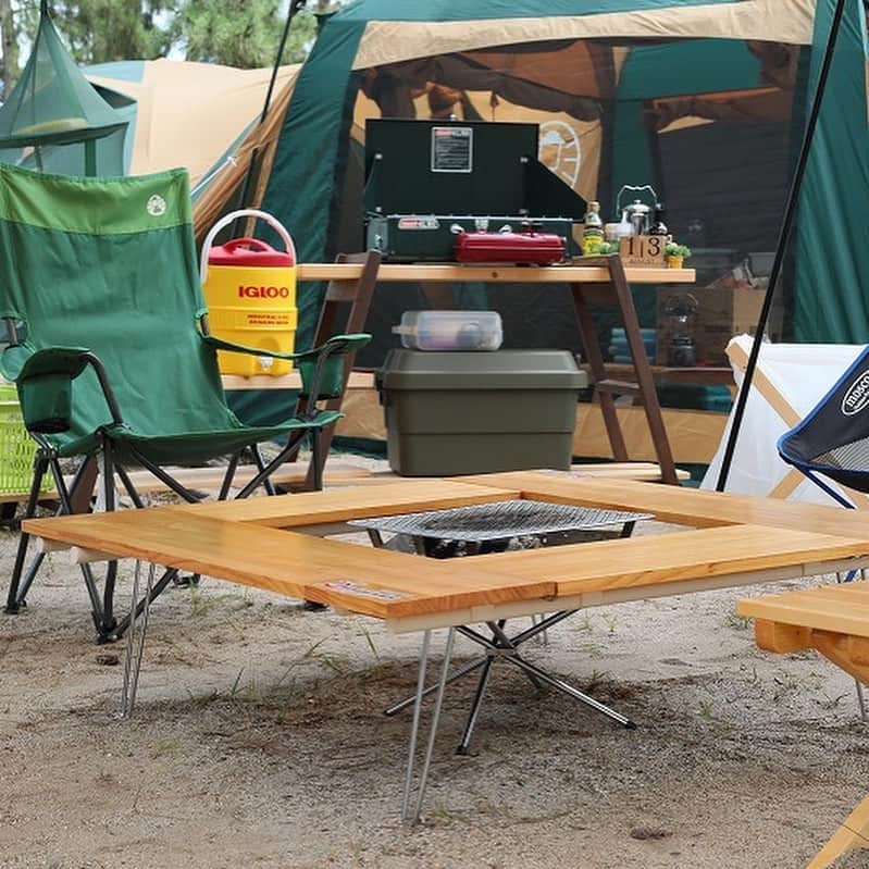 キャンプ情報サイト［ランタン］さんのインスタグラム写真 - (キャンプ情報サイト［ランタン］Instagram)「CAMP SMILE STYLE ／ 赤がワンポイント！同じ年代のランタンと共に過ごす ＼ いろんなキャンパーのキャンプスタイルを現地取材と一般キャンパーからの投稿で数多く掲載してます。 . . 詳しくは @lantern.camp webサイトをご覧ください . . #camp #camping #outdoor #travel #trip #lantern_smile #nature #キャンプ #キャンプ用品 #アウトドア #テント #自然 #旅行 #キャンプ初心者  #キャンプ好きな人と繋がりたい #camper #外遊び #ファミキャン #ファミリーキャンプ #LANTERN #コールマン #夏キャンプ #キャンプスタイル #キャンプ大好き #グルキャン #キャンプ飯 #キャンプご飯 #BBQ #マーキュリーバケツ #ヴィンテージランタン」8月2日 17時50分 - lantern.camp