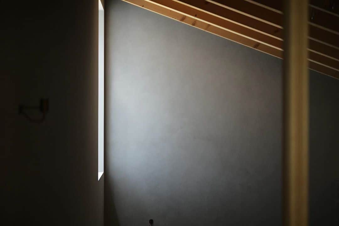 谷尻誠さんのインスタグラム写真 - (谷尻誠Instagram)「暗さをつくること。 明るい家が正義だと若い頃は思っていたけど、暗さを設計することで、明るい家の意味が理解できた気がします。  𝐶𝑟𝑒𝑎𝑡𝑖𝑛𝑔 𝐷𝑎𝑟𝑘𝑛𝑒𝑠𝑠. 𝐼 𝑢𝑠𝑒𝑑 𝑡𝑜 𝑡ℎ𝑖𝑛𝑘 𝑤ℎ𝑒𝑛 𝐼 𝑤𝑎𝑠 𝑦𝑜𝑢𝑛𝑔𝑒𝑟 𝑡ℎ𝑎𝑡 𝑎 𝑏𝑟𝑖𝑔ℎ𝑡 ℎ𝑜𝑢𝑠𝑒 𝑤𝑎𝑠 𝑗𝑢𝑠𝑡𝑖𝑐𝑒, 𝑏𝑢𝑡 𝐼 𝑡ℎ𝑖𝑛𝑘 𝑑𝑒𝑠𝑖𝑔𝑛𝑖𝑛𝑔 𝑑𝑎𝑟𝑘𝑛𝑒𝑠𝑠 ℎ𝑒𝑙𝑝𝑒𝑑 𝑚𝑒 𝑢𝑛𝑑𝑒𝑟𝑠𝑡𝑎𝑛𝑑 𝑤ℎ𝑎𝑡 𝑖𝑡 𝑚𝑒𝑎𝑛𝑠 𝑡𝑜 ℎ𝑎𝑣𝑒 𝑎 𝑏𝑟𝑖𝑔ℎ𝑡 ℎ𝑜𝑢𝑠𝑒.  #𝑎𝑟𝑐ℎ𝑖𝑡𝑒𝑐𝑡𝑢𝑟𝑒 #ℎ𝑜𝑢𝑠𝑒 #𝑑𝑎𝑟𝑘𝑛𝑒𝑠𝑠 #𝑏𝑟𝑖𝑔ℎ𝑡 #𝑙𝑖𝑔ℎ𝑡𝑖𝑛𝑔」8月2日 17時48分 - tanijirimakoto