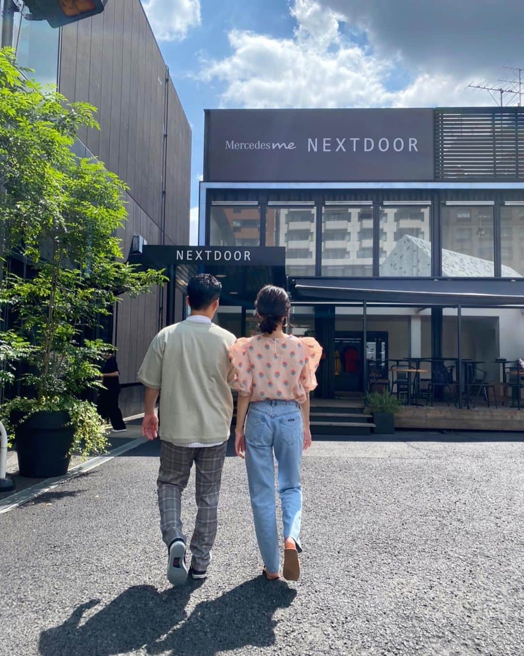 近藤千尋のインスタグラム：「今日は夫婦でのお仕事でした🥰🌼 な可愛い衣装でお天気も良くて 楽しかったな〜☀️🎶 最近ゆっくり話出来てなかったから いい夫婦時間になったね😊 また告知します👌🏻✨ 皆さん今日は何していましたか？🌻❤︎」