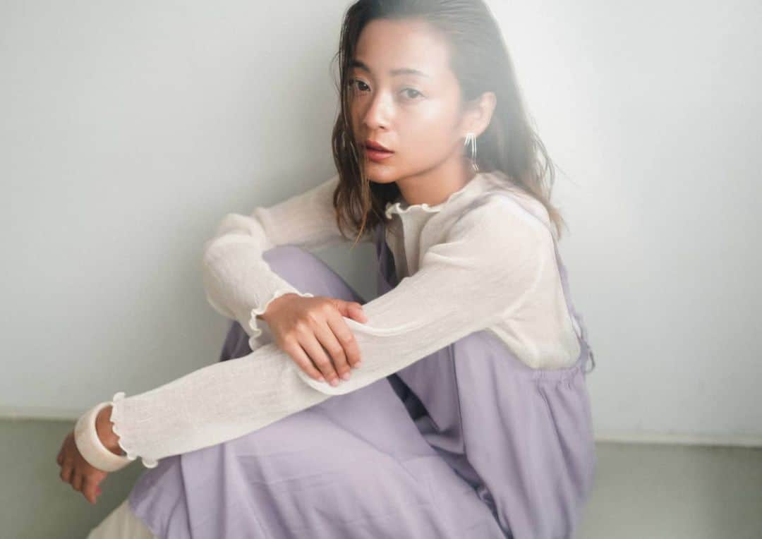 脇田恵子のインスタグラム：「はじめまして！ @sakaitakahiro_  酒井さんありがとうございました😆🎵 とても勉強になりました😭❤️。 色んな人の感性に触れて素敵な時間を共に作っていくってほんと不思議な感覚なんだけど、  言葉を交わしてなくてもコミュニケーションしている感じ🤔？ホント不思議なんだけどとても心地がいいんです。  カメラマンさんの見えている世界はなんとなくしかわからないけれど、だから上がってくるまでチェックしないで思いっきり身を預けて挑むんだけど  上がってきた写真を見ると毎回自分の成長を感じれてありがたい。 というか成長させていただいてるんだなって  初心忘れず純粋な気持ちで頑張ろう〜っと😇 継続は力なりー🥺っふん。」