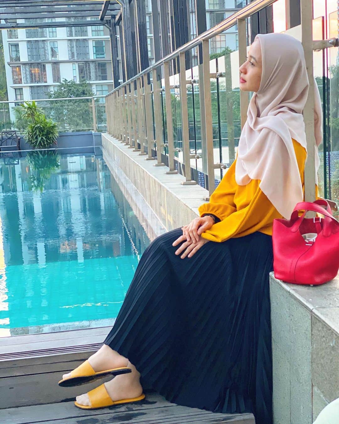 ラウディアシンシアベラのインスタグラム：「Semakin banyak fasilitas yang Allah Ta'ala berikan, maka akan semakin banyak ujian yang kita dapat. Untuk menguji iman & seberapa semangat kita dalam ketaatan 😉 . . Semoga kita menjadi orang yang jujur kepada Allah Subhaanahu Wa Ta'ala dan selalu semangaaat yaaaaa..   . . Home sandals by BELLA DARLING😊 @dailydarling Hijab by @lbylcb "Laudya series"」