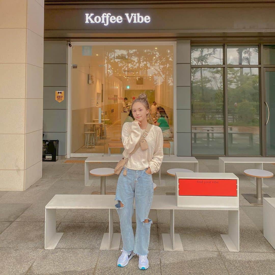 キム・ダヘのインスタグラム：「왁 신발개시 존예탱구리 💙」