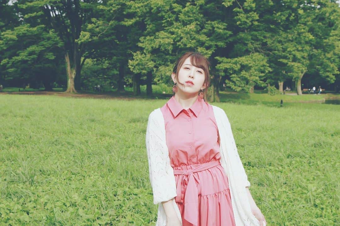 井上麗夢のインスタグラム：「🌻﻿ ﻿ 目が開かなくてさ。﻿ 眩しいほどの太陽浴びてたのよ﻿ ﻿ 流しそうめんしたいのに、﻿ もうさ、今年絶対やっちゃいけないやつだよね。﻿ ﻿ ってことでひとり流しそうめんでもやるか﻿ ﻿ #ポートレート﻿ #被写体﻿ #井上麗夢」