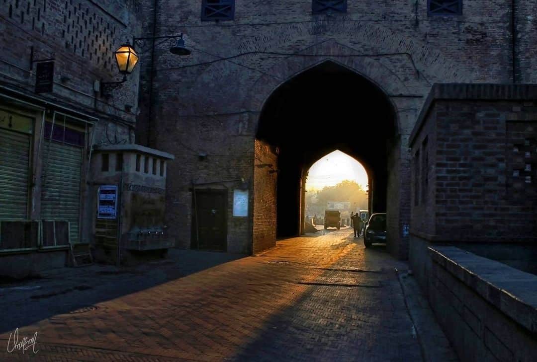 Canon Asiaのインスタグラム：「Doesn't this shot remind you of a small town in a fantasy game? 🧙‍♂️ . A fleeting moment like the first light stays for a few minutes at most, so kudos to the photographer that made it in time to snap this magnificent trail of sun rays waking up the city's slumber. . 📷 Image by @umaimaumi on My Canon Story using Canon EOS 70D  EF-S18-55mm f/3.5-5.6 IS II  f/13  ISO 400  1/125 . Have an interesting photo to share? Tag them with #canonasia or submit them on My Canon Story, link in bio! . #canonasia #photography #explore #delhi #firstlight #india #travel #lahore #eos70d」