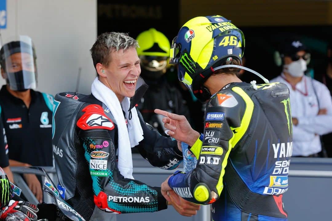 MotoGPさんのインスタグラム写真 - (MotoGPInstagram)「What's so funny, boys? We wanna know! 🤣 Throwing it back to this day last week, when @fabioquartararo20 and his childhood idol and now rival @valeyellow46 were reunited in parc fermé after taking P1🥇 and P3🥉 at the #AndaluciaGP 🏁 #MotoGP #FQ20 #VR46 #ValentinoRossi #FabioQuartararo」8月2日 18時00分 - motogp