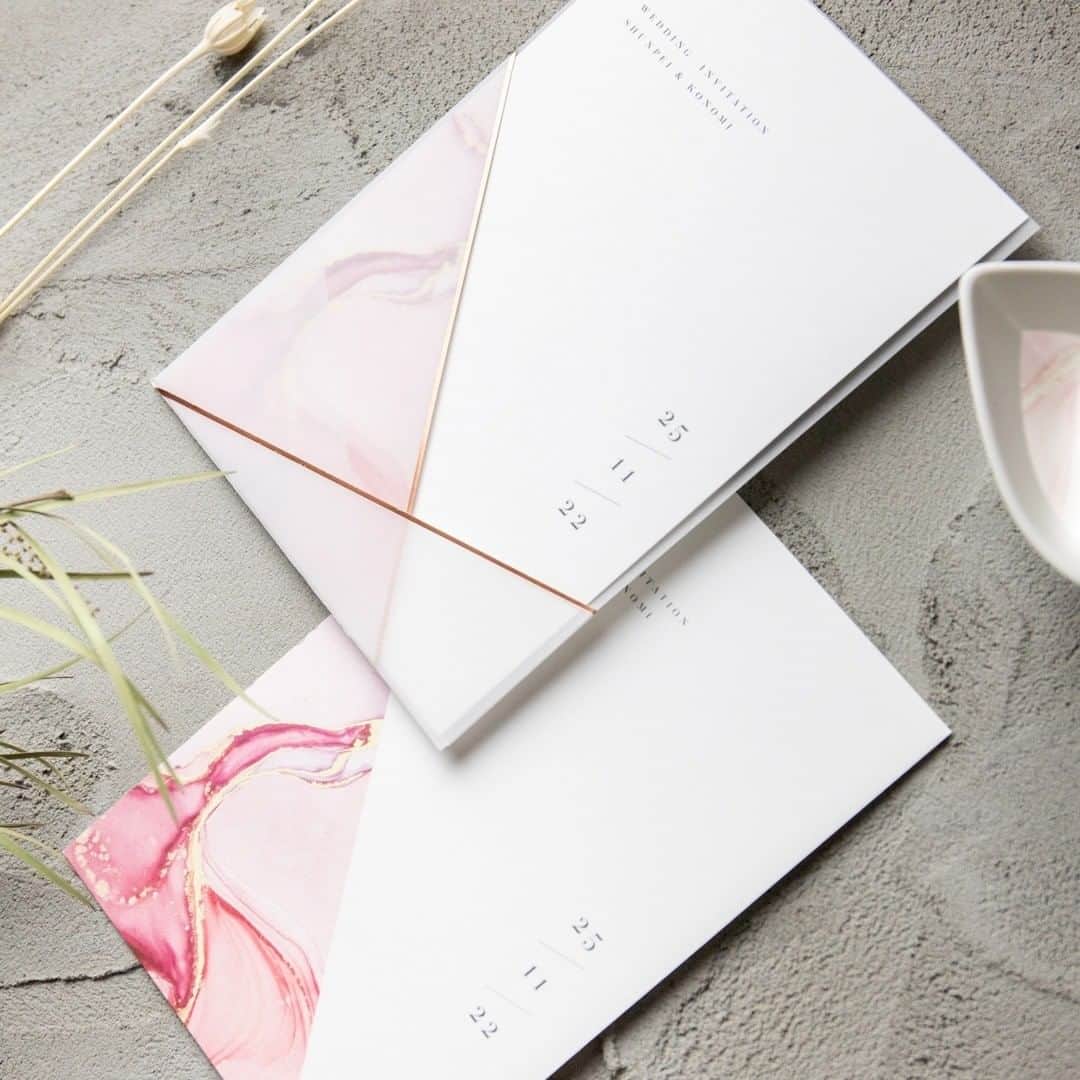 のインスタグラム：「🎉招待状7️⃣商品がNEWリリース💌 7月30日にリリースしたての招待状🙌🎊 さっそくご注目👀＆嬉しいお言葉💕を ありがとうございます☺️💞 ＊ 本日のピックアップ商品は Balint A（バリントA） Balint B（バリントB） Balint のデザインバリントは A〜Eの全部で5種類💫 なかでもこちらは #アルコールインクアート を意識した ビジュアルポイントが目を引くデザイン🌙 最近ブライダルのアイテムとして おしゃれ花嫁さまの間では トレンドのテキスタイルですよね🍭✨ 半透明に織り重なるトレーシングから、 透け感を通して映し出される幻想的な彩り🥀 深みのあるブルー＆パープルにうっとりな Aタイプ🦋 ルビーのように情熱的な美しさの Bタイプ🌹 ぜひ 『こっちが好きです❣️』 『今回の新作はこれが好きです❣️❣️』 など、 お気軽なコメントやご意見もお待ちしてます👂💋 新作の発表はいつもドキドキしてるので…🤣 スタッフ一同大喜びしちゃいます🌈🌈 ＊ ＊ Favoriでは 💖大切なゲストと最幸の時間を💖 ✨#withファヴォリ ✨ を絶賛運営中🙋‍♀️🙋‍♂️✨ ひきつづき大好評の 『招待状全品一律190円(+税) 📩』 キャンペーンは、本日リリースしたばかりの 新作も対象に❣️❣️ ＊ そして 『お好きなペーパーアイテムを 🌟６種類まで🌟無料サンプル請求💝』も 同時開催中💃🕺 新作が揃った今、 お気に入りの商品💓が見つかったら じっくり手にとって見てくださいね🙌 ＊ ＊ #結婚式招待状 #結婚式招待状サンプル #招待状 #招待状diy #結婚式diy #招待状手作り #招待状サンプル #海外風招待状 #インビテーションカード #結婚式キャンペーン #ブライダルキャンペーン #ブライダルペーパーアイテム #結婚式ペーパーアイテム  #海外風招待状 #2020秋婚 #2020冬婚 #2021春婚 #2021夏婚 #2021秋婚 #2021冬婚 #プレ花嫁 #favori_wedding」