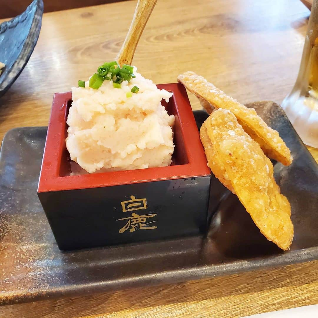 小谷津友里さんのインスタグラム写真 - (小谷津友里Instagram)「餃子とビール❤️🥟🍺 肉汁餃子のダンダダンで遅めランチしてきた！  餃子は味がしっかりついてるから、タレなしでそのまま食べるよ😊❤️ 皮が厚めでもっちり。 焼き目は香ばしくて、噛むとたっぷりの 肉汁が溢れ出てくる... すごーく美味しい餃子だった😍  一緒にたらもサラダと馬刺とたまごかけご飯も食べた😊めっっちゃお腹一杯✌️  店内が広くて密にならないのも👏 「餃子とビールは文化」の看板があったよ〰️ 餃子が主役のお店なの👀いろんな所にお店があるみたい！ 餃子大好きな人はぜひ行ってみてね😍  #こやゆりフード　#文化飲み#肉汁餃子のダンダダン　#ダンダダン　#渋谷 #肉汁餃子　#餃子　#gyoza#餃子とビールは文化です#餃子とビール#餃子部#餃子好きな人と繋がりたい#pr #yummy#食べ歩き#グルメ#ビール#たらもサラダ#馬刺#たまごかけご飯」8月2日 18時04分 - yurikoyatsu