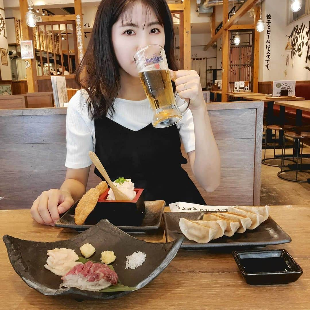 小谷津友里さんのインスタグラム写真 - (小谷津友里Instagram)「餃子とビール❤️🥟🍺 肉汁餃子のダンダダンで遅めランチしてきた！  餃子は味がしっかりついてるから、タレなしでそのまま食べるよ😊❤️ 皮が厚めでもっちり。 焼き目は香ばしくて、噛むとたっぷりの 肉汁が溢れ出てくる... すごーく美味しい餃子だった😍  一緒にたらもサラダと馬刺とたまごかけご飯も食べた😊めっっちゃお腹一杯✌️  店内が広くて密にならないのも👏 「餃子とビールは文化」の看板があったよ〰️ 餃子が主役のお店なの👀いろんな所にお店があるみたい！ 餃子大好きな人はぜひ行ってみてね😍  #こやゆりフード　#文化飲み#肉汁餃子のダンダダン　#ダンダダン　#渋谷 #肉汁餃子　#餃子　#gyoza#餃子とビールは文化です#餃子とビール#餃子部#餃子好きな人と繋がりたい#pr #yummy#食べ歩き#グルメ#ビール#たらもサラダ#馬刺#たまごかけご飯」8月2日 18時04分 - yurikoyatsu