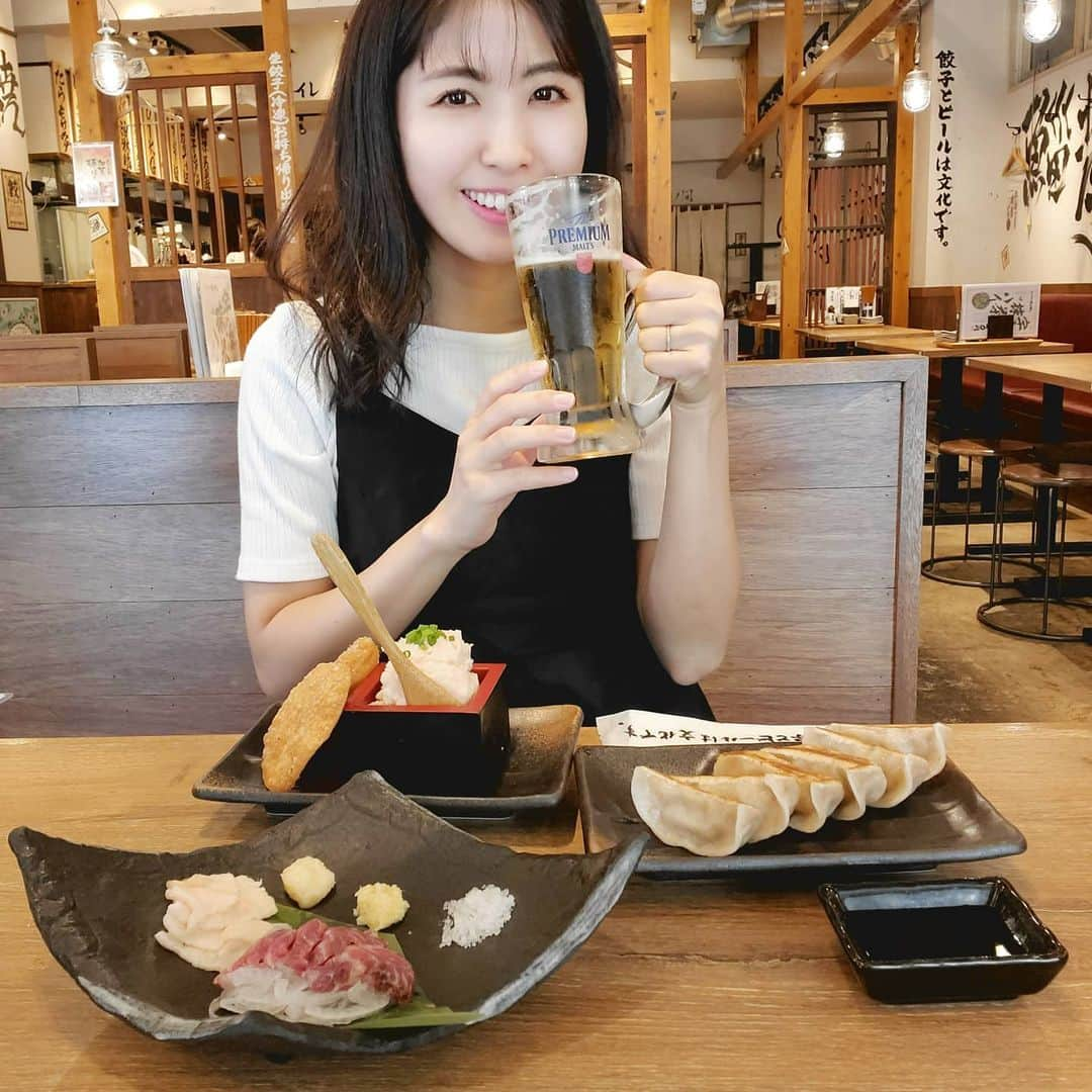 小谷津友里さんのインスタグラム写真 - (小谷津友里Instagram)「餃子とビール❤️🥟🍺 肉汁餃子のダンダダンで遅めランチしてきた！  餃子は味がしっかりついてるから、タレなしでそのまま食べるよ😊❤️ 皮が厚めでもっちり。 焼き目は香ばしくて、噛むとたっぷりの 肉汁が溢れ出てくる... すごーく美味しい餃子だった😍  一緒にたらもサラダと馬刺とたまごかけご飯も食べた😊めっっちゃお腹一杯✌️  店内が広くて密にならないのも👏 「餃子とビールは文化」の看板があったよ〰️ 餃子が主役のお店なの👀いろんな所にお店があるみたい！ 餃子大好きな人はぜひ行ってみてね😍  #こやゆりフード　#文化飲み#肉汁餃子のダンダダン　#ダンダダン　#渋谷 #肉汁餃子　#餃子　#gyoza#餃子とビールは文化です#餃子とビール#餃子部#餃子好きな人と繋がりたい#pr #yummy#食べ歩き#グルメ#ビール#たらもサラダ#馬刺#たまごかけご飯」8月2日 18時04分 - yurikoyatsu