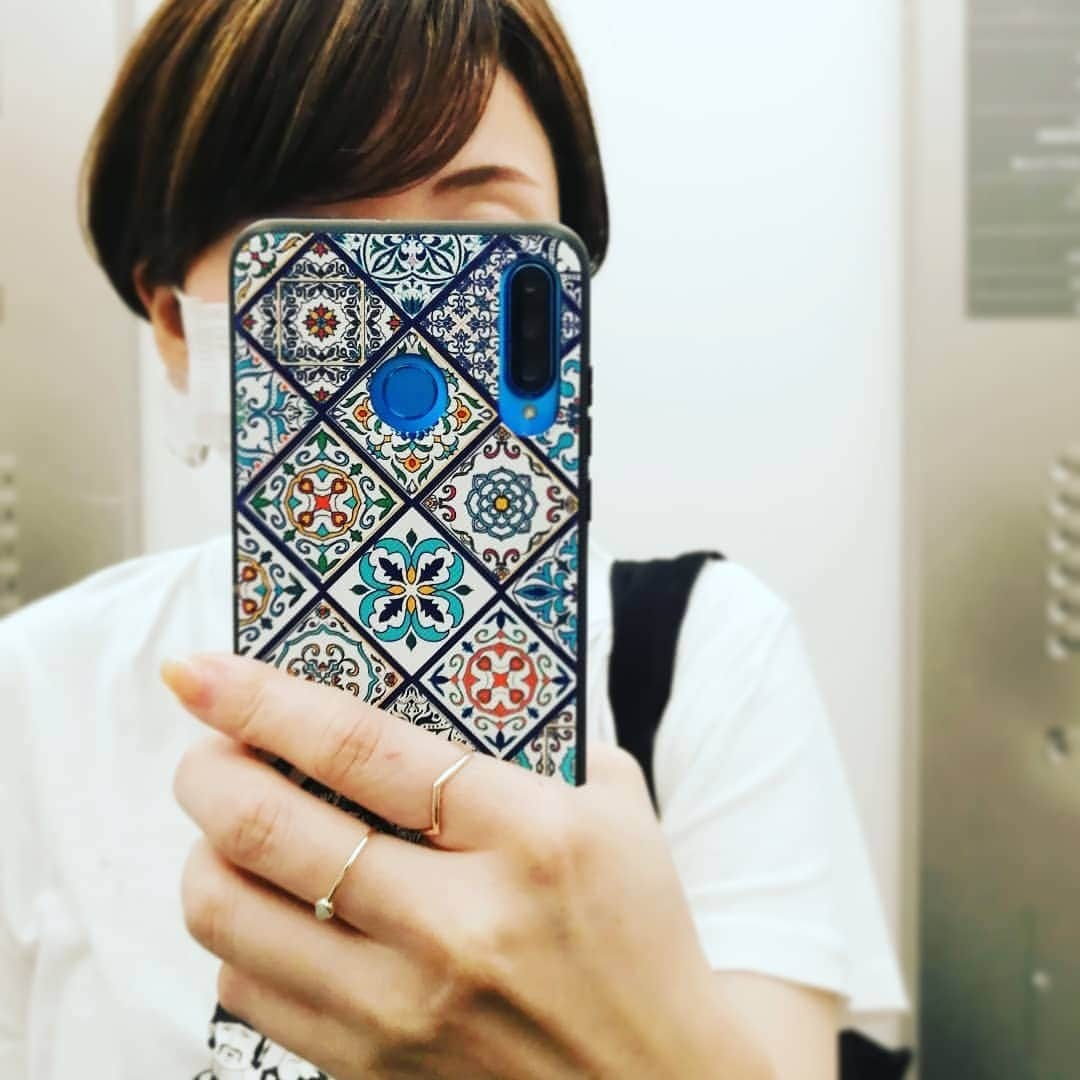 林智美 さんのインスタグラム写真 - (林智美 Instagram)「スマホのケース。 お気に入りなんだけど、 上手く映えさせられない残念なわたし。必死。  #エレベーターで一枚 #この後降りる階ではないところで止まってちょっと焦る #乗ってきた人に冷静を装うあるある #梅雨明けましたね #8月も頑張りましょうね🌞」8月2日 18時05分 - h_tomomi_i