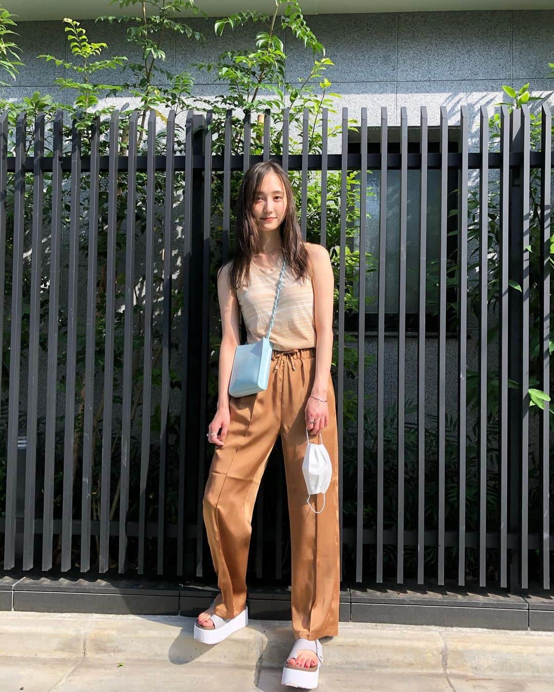 のインスタグラム：「やっと夏がきた！ 横田ひかるちゃんのブランド　@rukahi_official のサテンパンツ、気持ちいい✌︎ タグつけました🏷 #私服#ootd」