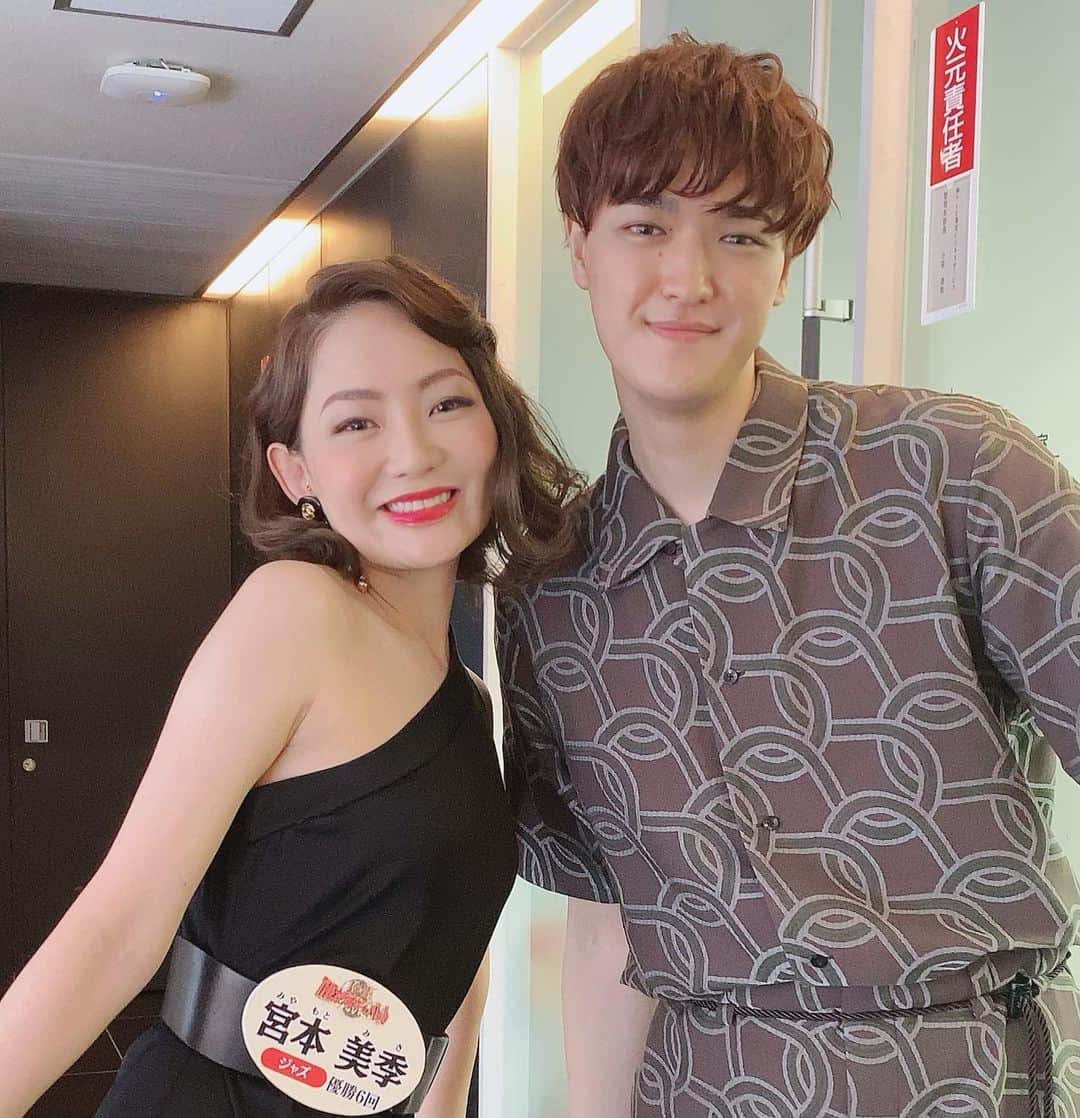 宮本美季のインスタグラム：「‪皆さん、カラオケバトル見てくれて、そしてたくさんのコメント、ありがとうございました😊　悔しいけど、次、リベンジ頑張ります！！！  衣装も沢山コメント頂きました❤️ @0008infinity のドレス、 @sommet11kuko さんのアクセサリー、本当に素敵でした。  ありがとうございましたー！！！  7月29日に配信リリースした、宮本美季『Clap Snap Swing～Home Made ver.～』‬ ‪MUSIC VIDEOの映像を公開しました。‬ ‪是非、CHECKしてください！‬  ‪『Clap Snap Swing～Home Made ver.～』(FULL Ver.)‬ ‪▶︎https://youtu.be/dJdIriuvNrY‬  ‪ Director & Camera：Debo Roy‬ @deboroyfilms   ‪#カラオケバトル  #宮本美季‬」