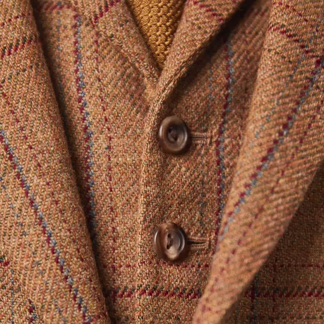 のインスタグラム：「From balmy September days at Grouse, to those frosty mornings at the peg and even stalking in the biting wind, we make shooting garments for every occasion. Talk to us for all your sartorial shooting needs and book your bespoke appointment today⁠ ⁠ #huntsmansavilerow #bespoke #tweed #thehouseoftweed #shootingseason #shootingattire #theartofbespoke⁠」
