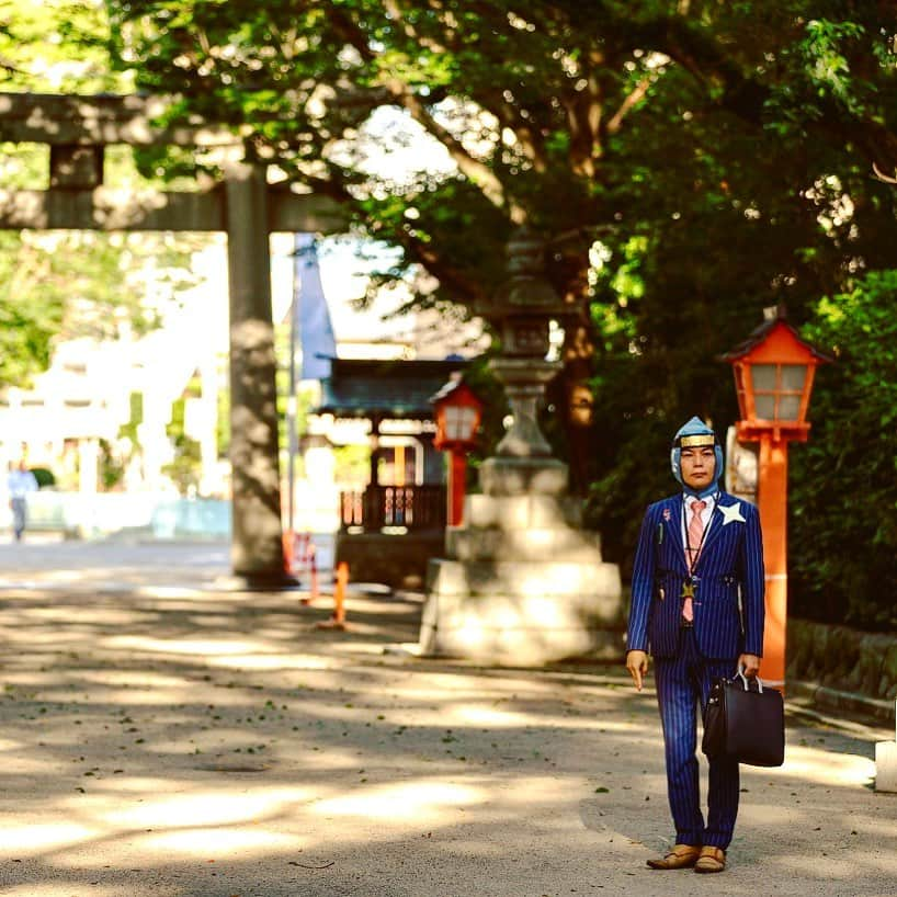 サラ忍マンさんのインスタグラム写真 - (サラ忍マンInstagram)「【拙者、福岡の神社に潜んでおります✨】  神社の正しい作法で神様にお祈りして 心も体もデジタルデトックスの術〜  ｢グローカルプロジェクト｣さまのHPの MAGAZINEのページを是非ご覧ください♪  神社の参拝でも馴染み深い 「二礼二拍手一礼」 拙者の動画付きでござる！  日本文化に触れてみるでござる！  (^-^)/にんにん☆ - -✴︎ -=✴︎ -=≡✴︎\(-_-)ﾋﾟｼｯ! #spreadjapan #HaveaNICEFUKUOKA #fukuoka #kyushutrip #magazine  #神社 #住吉神社 #マナー #おみくじ #アベンジャーズ #グローカルプロジェクト #HaveaNICEFUKUOKA公認PR忍者  #脱サラリーマン型忍者 #忍者 #頭巾 #スーツ #サラ忍マン #日本 #東京 #九州 #福岡 #発見 #いいね #フォロー #フォローミー  #ninja #japan #tokyo #avengers #fukuokapics」8月2日 18時09分 - salaninman