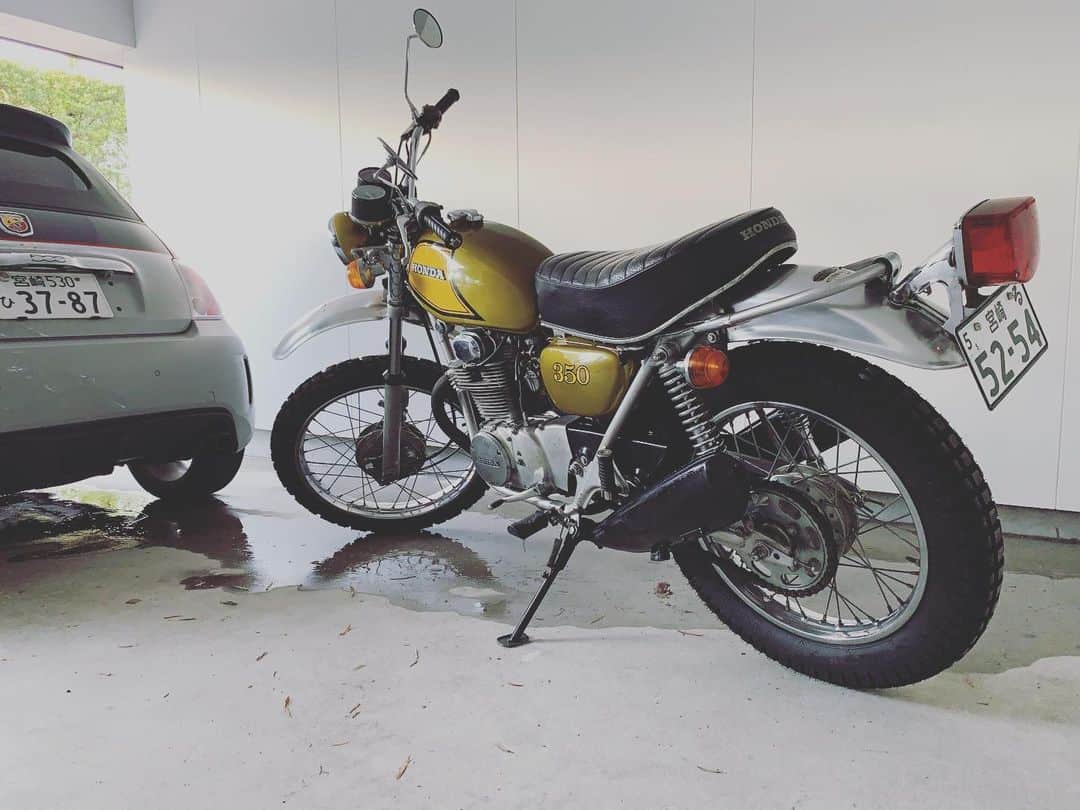 のインスタグラム：「バイクと車を洗うつもりがバイクだけで力尽きた。。 拭けるとこは拭きたおしたが、48年前のバイクには限界がありますな。。。  #hondasl350  #スクランブラー」