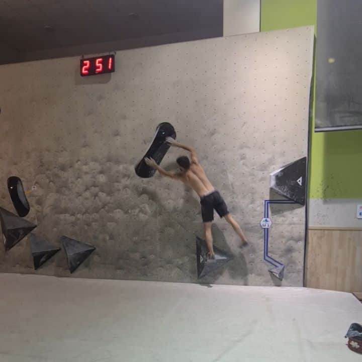 イェルネイ・クルーダーのインスタグラム：「National team training...🤸🏻‍♂️ 📷: @lukafonda  ________________ @scarpaspa @ocun.climbing @vibram @snowmonkey @sloveniaclimbing」