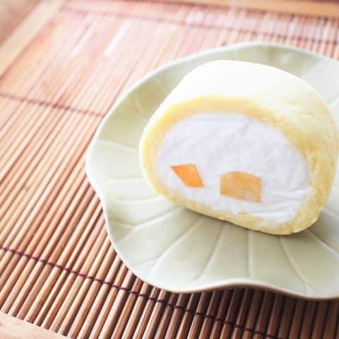 Shinkinedo Group inc.さんのインスタグラム写真 - (Shinkinedo Group inc.Instagram)「. 🌟夏色スターロールマンゴー🌠 . だんだん暑さが夏らしくなってきました。 . 暑い日は凍らせて、アイスロールケーキ . 優しい甘さの生クリームにマンゴーの果実がひんやりと爽やかな甘さをプラス！ . 完熟マンゴーの美味しさがぎゅっと詰まってフルーティーな味わいになっています。 . テラスやお庭でのんびりと幸せなひとときを。 .  価格1,620(税込)  https://shop.shinkinedo.com/fs/shinkinedo/limited-roll/a-a761-1 . . . . #新杵堂 #マンゴー好きな人と繋がりたい #マンゴーケーキ好きな人と繋がりたい #おうち時間　#ロールケーキ #お菓子ギフト　#おうちカフェ #うちカフェ #ごほうびスイーツ#お取り寄せスイーツ#サマーフルーツ#マンゴーケーキ #おうちスイーツ#アンチエイジング #マンゴー#フルーツケーキ #sweetspic  #sweetstagram #instadessert #푸드스타그램 #일본음식 #좋아요반사 #자신에게포상 #맞팔」8月2日 18時19分 - shinkinedo