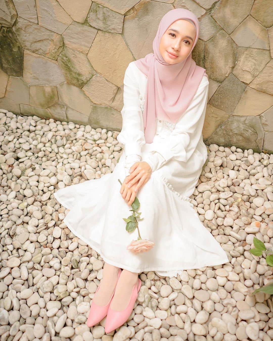 ラウディアシンシアベラのインスタグラム：「Assalamu'alaikum warahmatullahi wabarakatuh Darlings..  . . InsyAllah besok "Pelangi Series"  Akan Restock 10 Warna di jam 9 pagi WIB 🌸 Semoga stock yang kali ini,seluruh darlings bisa kebagian dan happy dengan Flats nya yaaaa 😉 Terimakasih darlings✨ . . . #belladarling」