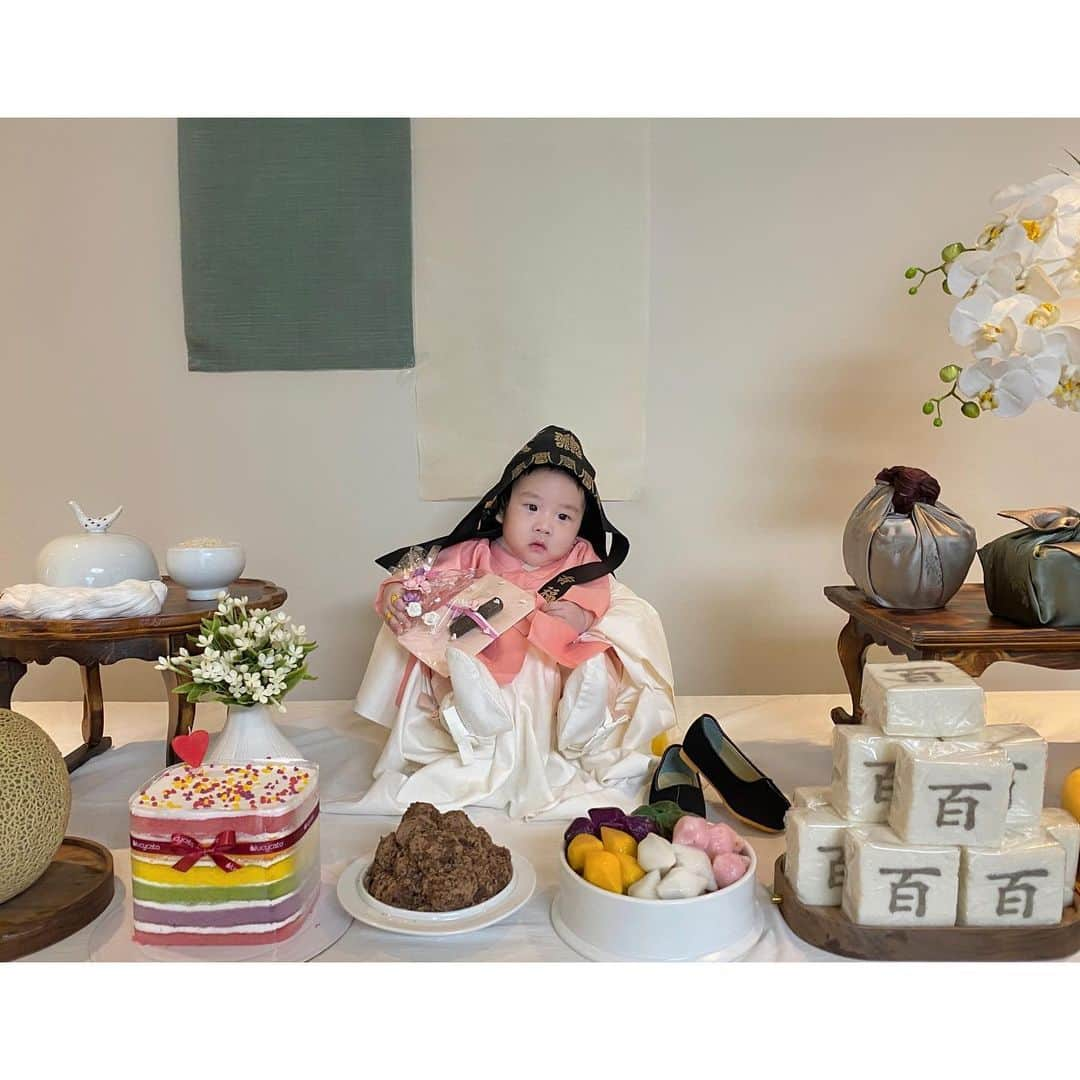 チョ・ミニョンさんのインスタグラム写真 - (チョ・ミニョンInstagram)「오늘은 유안이의 👼🏻백일이에요👼🏻 D+ 100 이대로 건강하게 무럭무럭 커줘 울 유안이 ♥ #백일상 에서 늘름한 자태를 뽑내는 장군님 #손에꼬옥쥔통장이포인트 부자되세요 울 유안님 🙇🏻‍♀️ - 🥰축하해주는 랜선이모들 모두 감사하구 사랑해요🎈 -미래에서 온 유안이가 🧸 #민기삼촌네부족」8月2日 18時21分 - xxjominxx