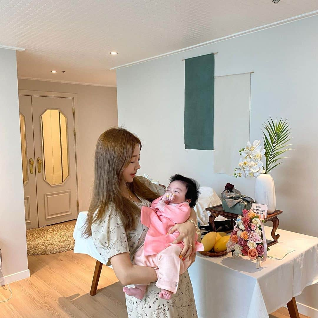 チョ・ミニョンさんのインスタグラム写真 - (チョ・ミニョンInstagram)「오늘은 유안이의 👼🏻백일이에요👼🏻 D+ 100 이대로 건강하게 무럭무럭 커줘 울 유안이 ♥ #백일상 에서 늘름한 자태를 뽑내는 장군님 #손에꼬옥쥔통장이포인트 부자되세요 울 유안님 🙇🏻‍♀️ - 🥰축하해주는 랜선이모들 모두 감사하구 사랑해요🎈 -미래에서 온 유안이가 🧸 #민기삼촌네부족」8月2日 18時21分 - xxjominxx