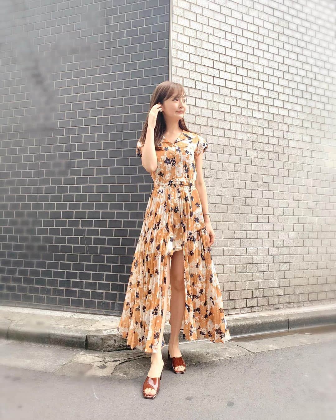 西村笑花さんのインスタグラム写真 - (西村笑花Instagram)「👗 ・ ・ 程よく肌見せなワンピース🧡💛 サロペットにプリーツスカートがついてて さらっとしていて着心地もとても良いです〜☺️🌼 #redyazel #coodinate #summertrends #summerfashion #summercode #fashion #fashiongram #coordinate #fashionstyle」8月2日 18時23分 - emika_nishimura