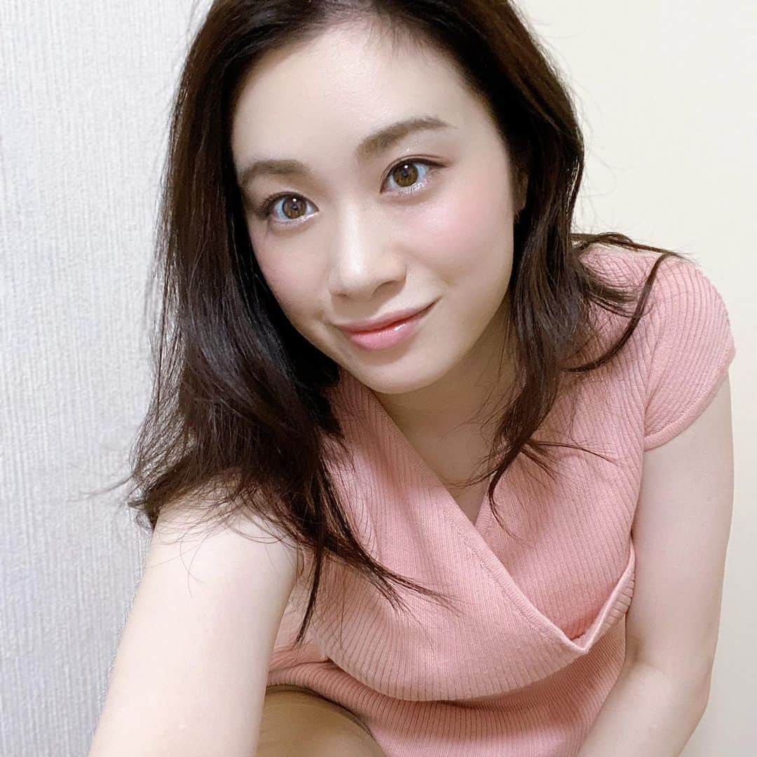 鈴木芳奈のインスタグラム：「8月突入だぁい やっといろんなファッション楽しめると思っていたけど、なかなか出かけられず。 今日はピンクのサマーニット👚 2枚目は不意打ちにシャッター切られるし、3枚目はもうふざけだすし🤸‍♀️台本やりまーす^ ^  #August#summer#summerknit#夏はいまからだよね#とりあえずかき氷食べたい 🍧」